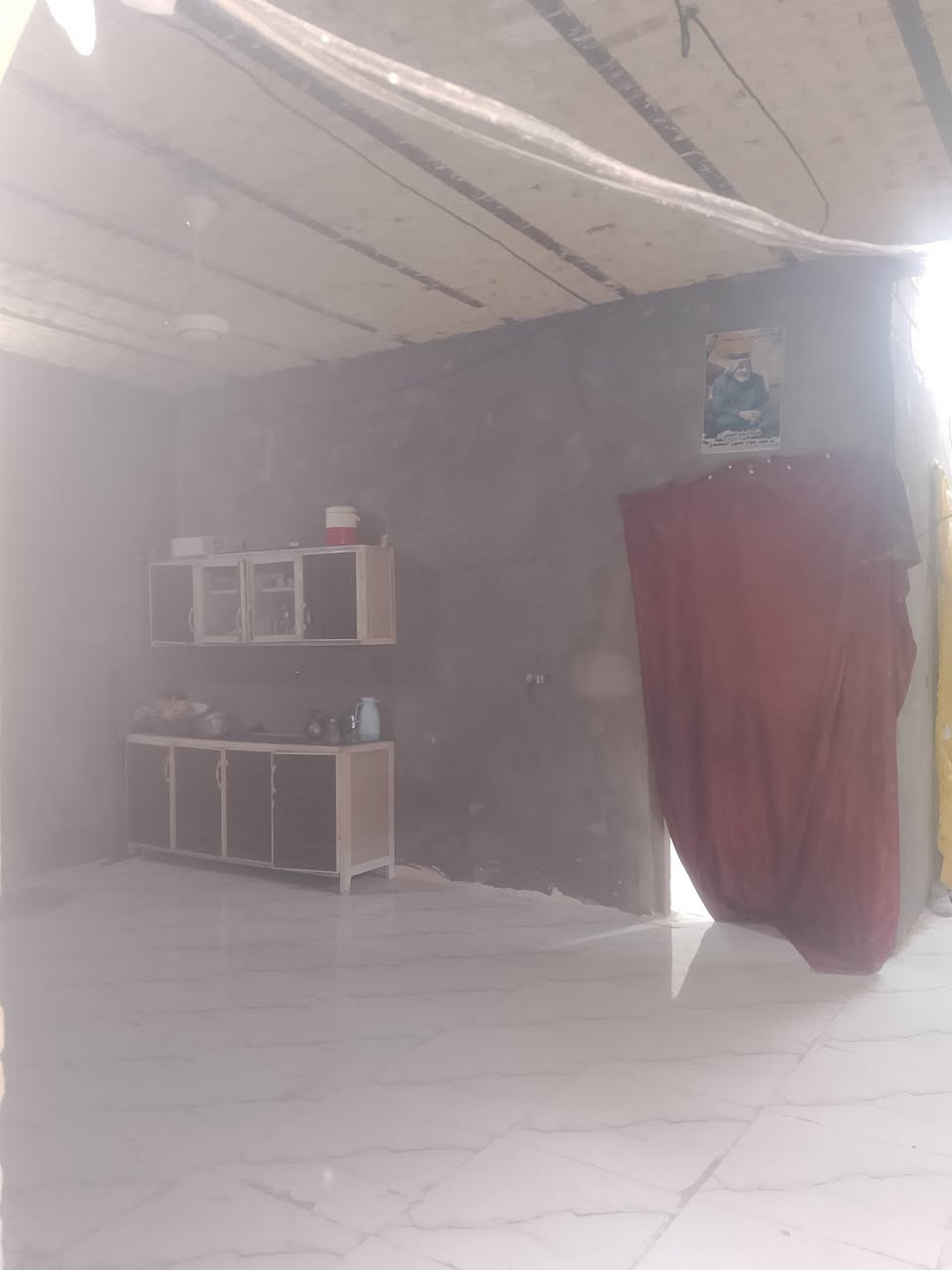 السلام عليكم بيت طريق سوق فضليه مساحة 200 يتكون من غرفتين وصاله ومطبخ. وصاله وديوانيه هيكل. وصحيات. مو بعيد عن الشارع وتبليط قريب علي. السعر 26وبي مجال وإذا مراوس عادي ***********
