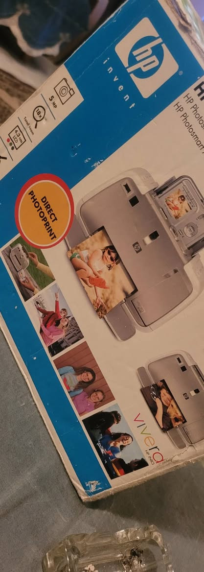 طراز HP Photosmart A433. ٣٠ الف  شاحنه ماوياها مثل مطلعت ابيع 
طابعة صور.  
يمكنك التقاط الصور مباشرة ، ثم وضعها على الطابعة لطباعة الصور.
يتميز الجهاز بشاشة عرض مقاس 4.3 سم لسهولة اختيار الصور.
ترجمة النص الموجود في الصورة
hp invent: اتش بي للابتكار
HP Photosmart M: اتش بي فوتوسمارت ام
HP Photosmart A430: اتش بي فوتوسمارت ايه 430
5 MP: 5 ميجابكسل
18x Total zoom: تكبير إجمالي 18 ضعف
4.3 cm: 4.3 سم
DIRECT PHOTOPRINT: طباعة صور مباشرة
vivera HP INKS: أحبار اتش بي فيفيرا


**إذا كنت صاحب هذا الإعلان وتريد حذفه لأي سبب، رجاءا أرسل رسالة إلى الدعم الفني**