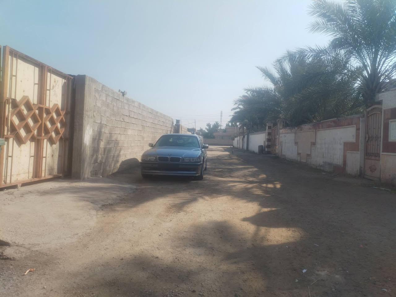 قطع أرض البيع ٣٠٠ متر مع مشتمل يتكون من غرفه النوم ومطبخ وحمام خارجي وحمام داخل فقط بس ابيعك سعر قطعه هذا زايد خير جنس الأرض زراعي عقد مكان عرب عباس قرب مجسر المشاه موقع الأرض يبعد عن الشارع العام ١٥٠ متر السعر ٤٥ بي مجال بيع سريع واني صاحب الأرض *********** وتساب او ***********
