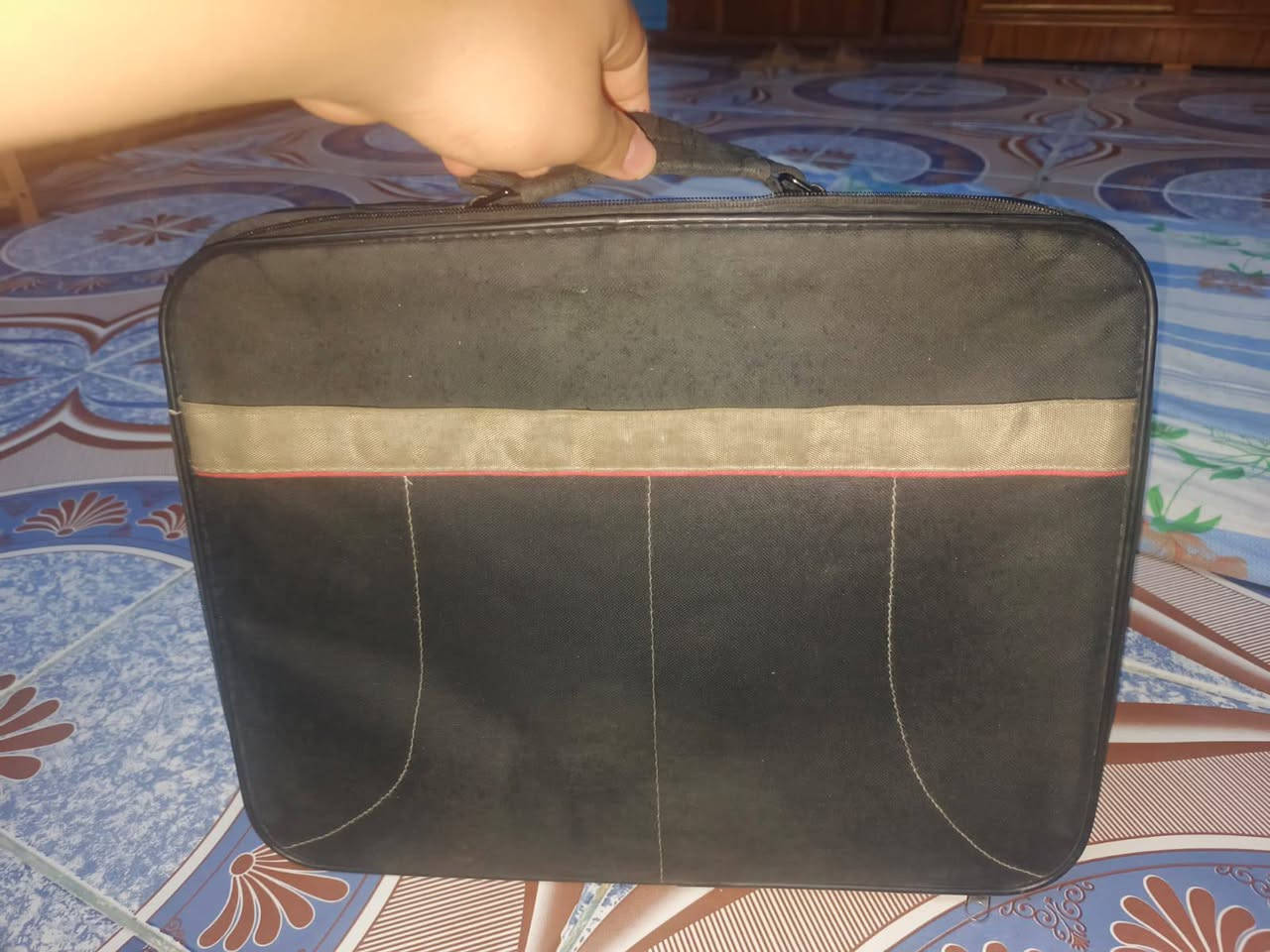 سلام عليكم 
جنطه لابتوب للبيع 
حجم كبير 
ونضيفه وبيها جيوب 
وحتا تفيد لاي شي تخلي بيها 
السعر 10 فقط وبيها ومجال
للتواصل واتساب او ماسنجر
***********
