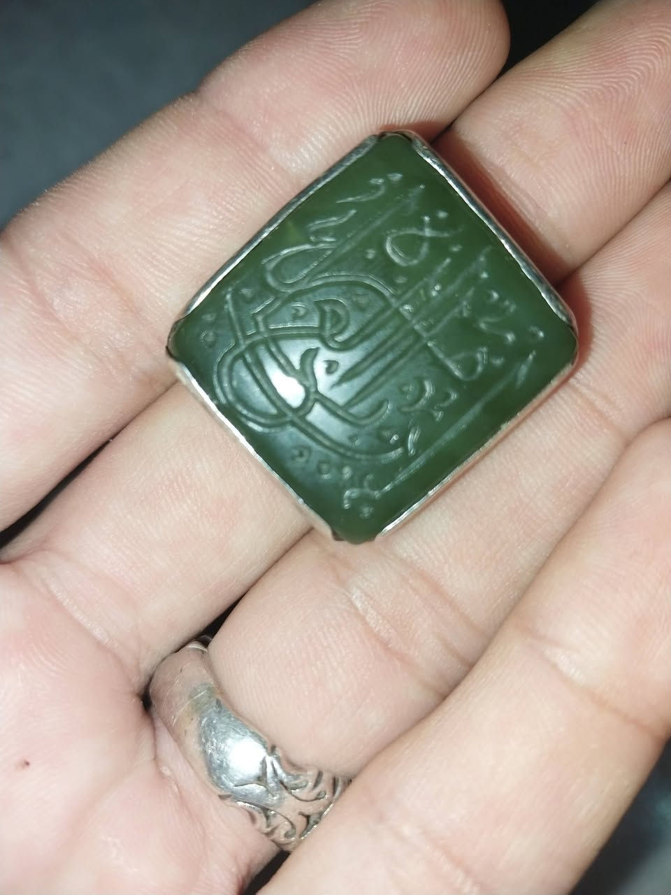 مكلف بالنشر 
محابس اثنين للبيع السعر 150 وبيهن مجال توصيل موجود (كصبه عقيق قديم) الثاني(عقيق يشم) 
للتواصل 
***********

