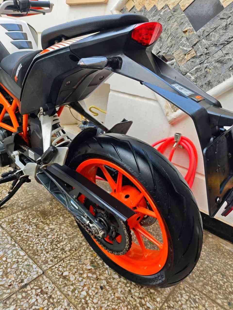 دراجه KTM Duke 390 سبورت فول مواصفات وارد يابان نازله قبل اسبوعين من بيت طارش اخت الكارتون ورقه المزاد محرك الدراجه 400 CC تبريد راديتر كير 6 نمر السرعه 200 كيلومتر نظام ABS امامي خلفي اطارات بالكارتون كفاله عامه العنوان بغداد حي القاهرة أي استفسار هاذا رقمي ***********🌺🌺
الدراجه اخذتها 25 ورقه 
ابيع 22 ورقه والشراي يدلل

