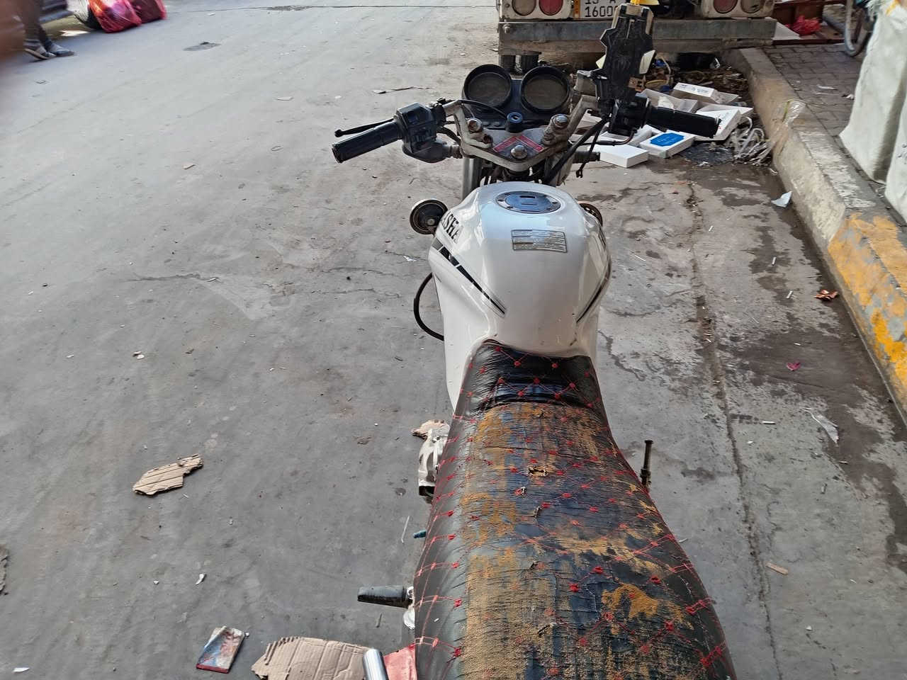 السلام عليكم دراجه البيع هيوشه 2017 مفتوحه  بس مره وحده   مراوس دراجه يراني  او للبيع   سعر 400وبيه مجال بصيط رقم ***********وبي واتساب
