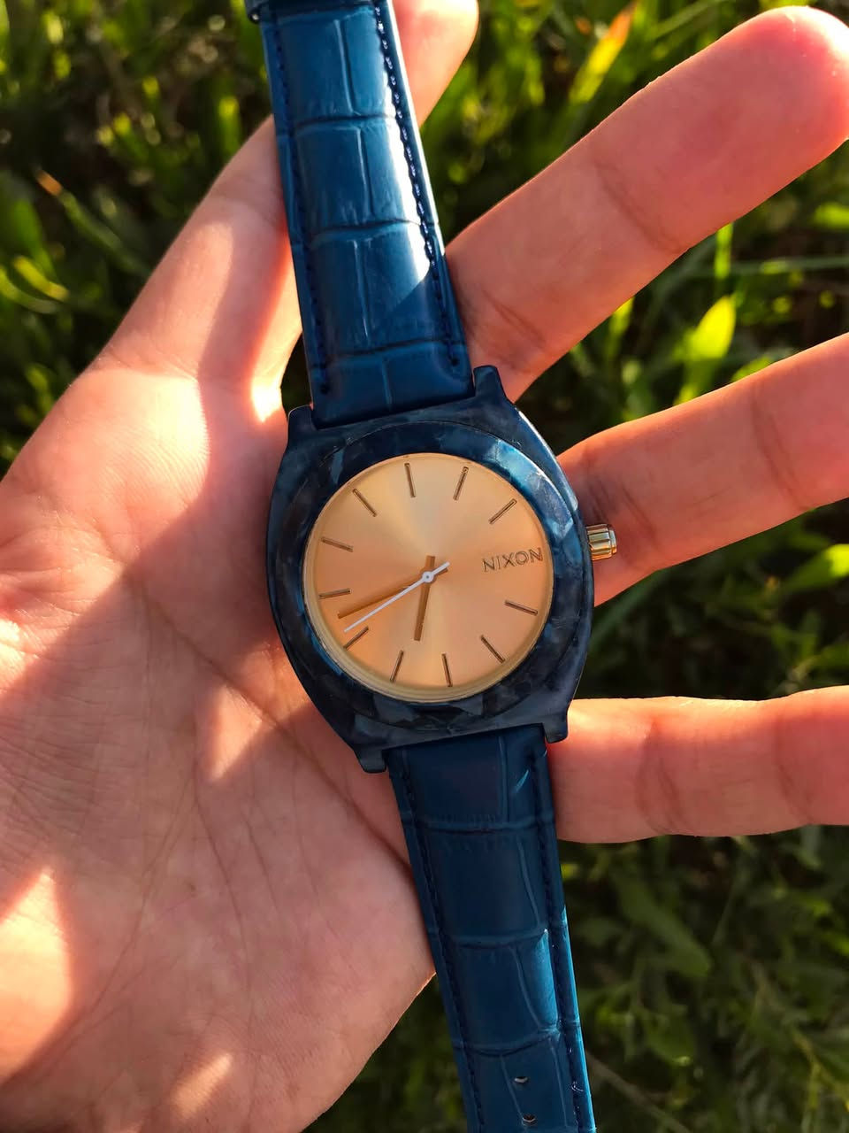 تحيه طيبه للجميع.
نيكسون// nixon 
وهي شركه فرعيه تابعه لشركه سيتزن
ياباني اصلي انتاج قديم 
مينا لون ذهبي // القطر ٤٠ 
نافذه لعرض التاريخ // نظافه عاليه 
الساعه اكرلك صدفي 
السعر ٤٠ الف // توصيل موجود


**إذا كنت صاحب هذا الإعلان وتريد حذفه لأي سبب، رجاءا أرسل رسالة إلى الدعم الفني**