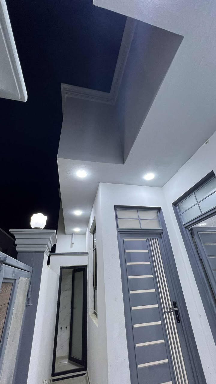 دار سكن للبيع
طابو زراعي عثماني 
ديوانية حي الثقافي 
قرب بيت رئيس الجامعة
قرب الشارع العام الرئيسي
بناء حديث بعده مامسكون 2025
المساحة 150 متر 
الواجهة 10 متر 
طابق واحد کونكريت مسلح
يحتوي على...... 
غرف النوم عدد 2+صالة عدد2
أستقبال +مطبخ حار وبارد 
مجموعة صحية
                        مراجعة
                  مكتب مهدي العتابي 
          ديوانية الجزائر مقابل فندق برج الامراء
                للاستفسار 
*********** مكتب مهدي العتابي للعقار                        *********** حيدر الفتلاوي
***********
