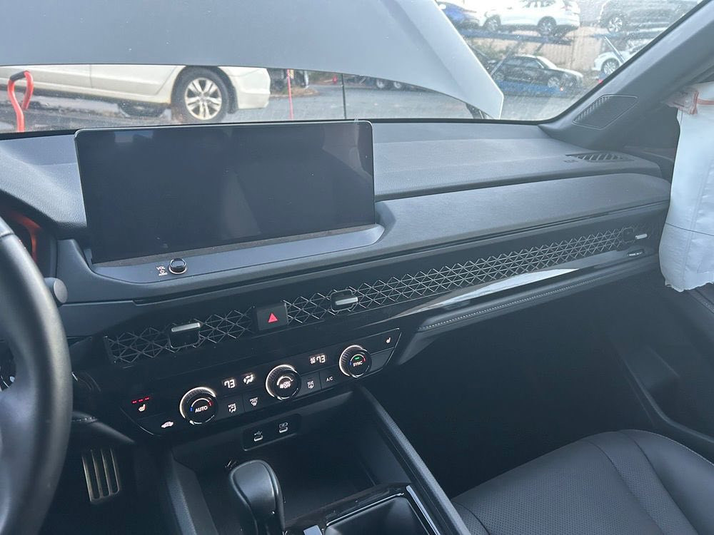 هوندا أكورد 2024 سبورت L
المسافة المقطوعة: 8 ميل فقط
السيارة تعمل وتسير بدون أي مشكلة.

المواصفات:
 • فئة Sport L
 • محرك اقتصادي وقوي
 • قير أوتوماتيك
 • شاشة وسط كبيرة
 • أنظمة أمان ومساعدة السائق
 • داخلية نظيفة

الضرر:
 • ضرر في باب واحد فقط

للتواصل الاتصال:
📞 ***********

السياره في الادن الان سعر شامل نقل السياره من امريكا الى الادن فقط 

السعر لا يشمل نقل سياره من الادن الى العراق و لايشمل الكمرك ايضاً
