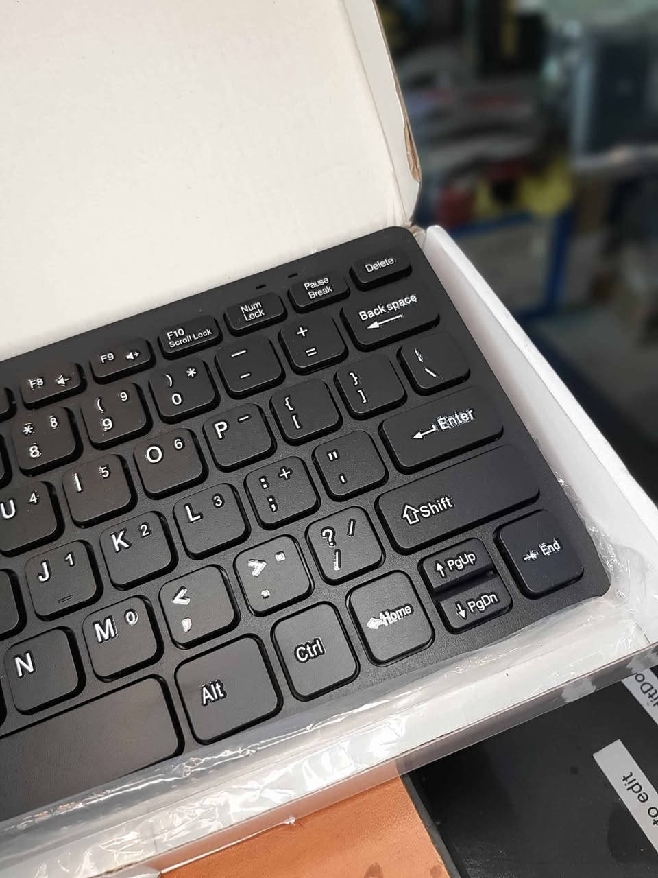 كيبورد Mini Keyboard K-1000
⌨️ كيبورد Mini Keyboard K-1000 – جديد | تصميم أنيق وحجم عملي
إذا تبحث عن كيبورد مريح وعملي للاستخدام اليومي، فهذا الخيار ممتاز. تصميم ميني يوفر مساحة على المكتب مع كتابة سلسة واستجابة ممتازة.
✅ جديد بالكرتون
✅ تصميم صغير وأنيق
✅ مناسب للكمبيوتر واللابتوب (Windows / Mac)
✅ أزرار مريحة وهادئة
✅ مثالي للدراسة، العمل، والاستخدام اليومي
💰 السعر: 30,000 دينار عراقي فقط
📍التوصيل متوفر حسب الاتفاق.
📩 راسلني إذا عندك أي استفسار أو تريد تحجزه قبل نفاد الكمية. أربيل, العراق


**إذا كنت صاحب هذا الإعلان وتريد حذفه لأي سبب، رجاءا أرسل رسالة إلى الدعم الفني**