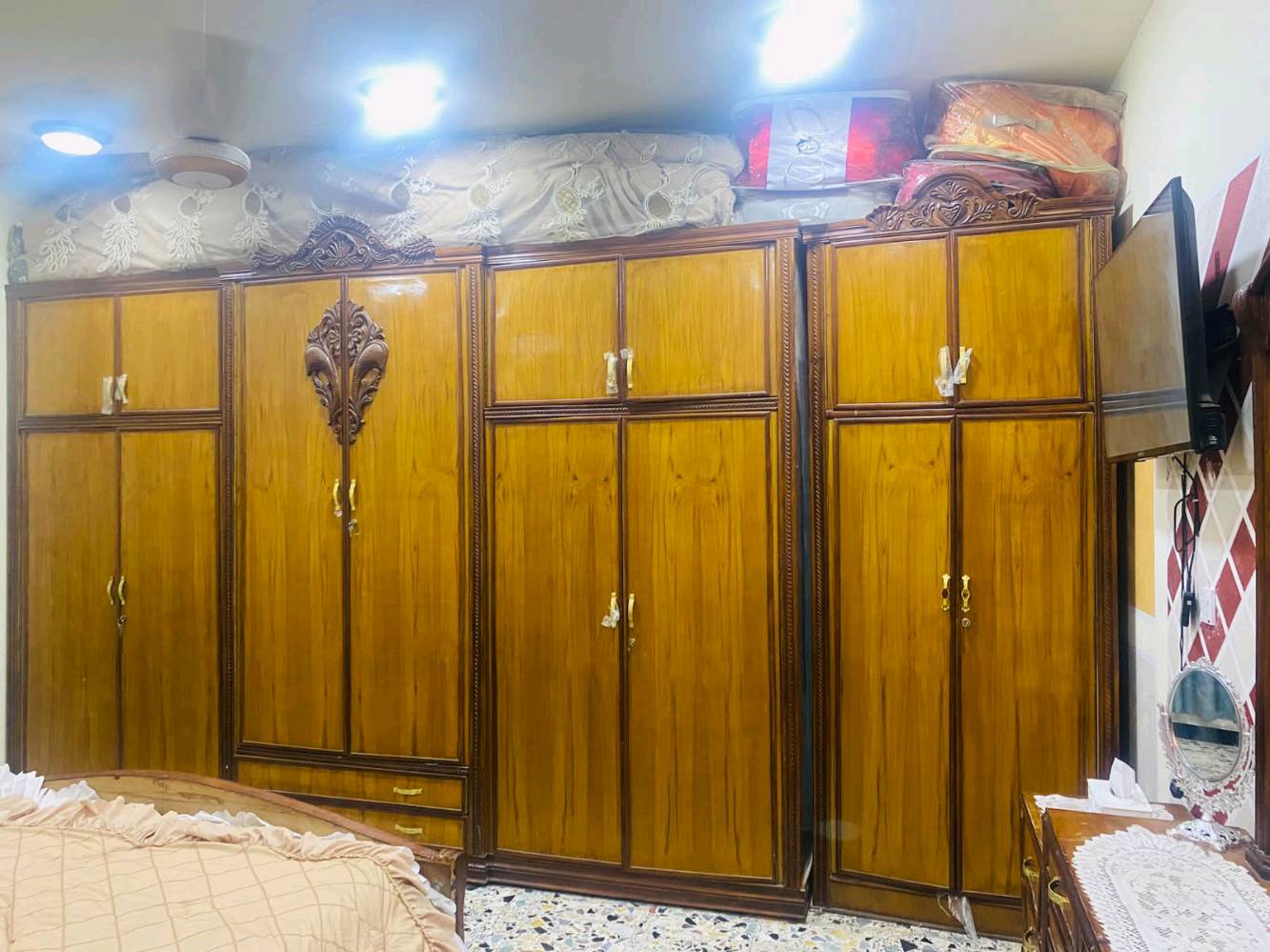 غرفة نوم صاج السعر 650 وبيها مجال بسيط
