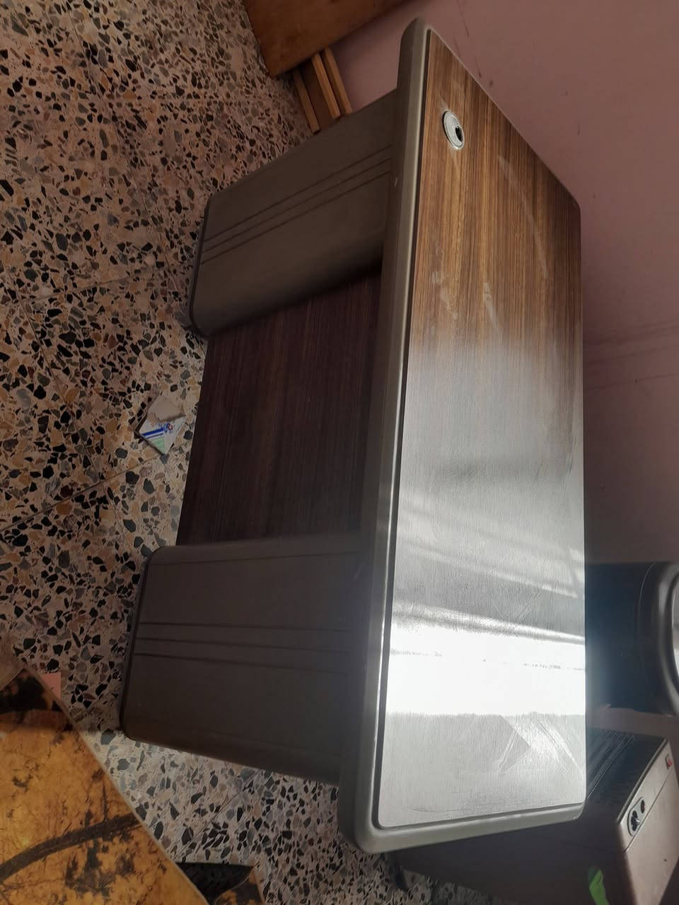 سلام عليكم ميز مكتب  مع كرسي اللبيع السعر 250رقم الهاتف *********** عنوان بغداد
