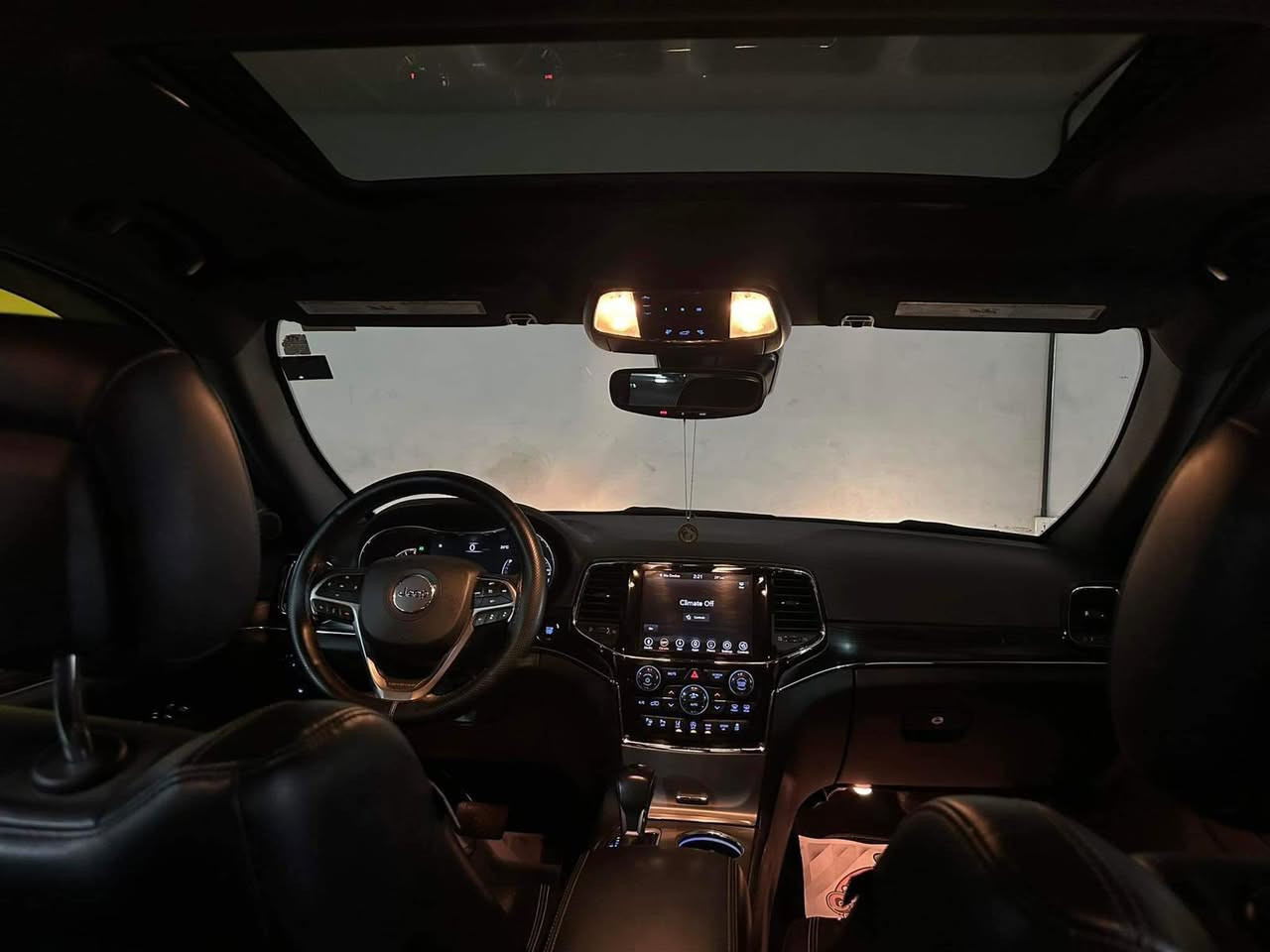 سلام عليكم
‏2021 Jeep grand cherokee 
‏
رقم بغداد مشروع وطني بأسمي 
ماشية حالياً 37 الف ميل
السيارة جديدة بمعنى الكلمة 

فول مواصفات 
- رادار امامي وخلفي مانع تصادم
- حساسات امامية وخلفية وكذالك اوتو بارك 
- فتحة سقف
- كاميرا خلفية وكاميرا امامية للمحافظة على السيارة داخل المسار  
- جنطة كهرباء 
- كراسي كهرباء + جلد + تدفئة 
- ستيرن تدفئة 
- الداخل خشب صاج بلادي وشعار الجيب الثمانينية
- نقاط عمياء بالمري
- المري الجانبية والوسطية تعتيم ذاتي
- اشاير بالمري
- ماوس وسطي
- شاشة كبيرة 
- مكينة ٣٦٠٠
- الويل ٢٠ انش خاص بهاي الفئة

الحادث جانبي طاك ايرباك بردة 
(( ايرباك ستيرن ودشبول واقدام سليمات )) 
بيها صبغ 3  قطع صفحة السكن وصفحة السايق بارد بسيط بكم مكان PDR
المري الجانبية مبدلات بلاديات اسود 
( ام التعتيم والتسخين والنقط العمياء ) 

- البجم والشواصي واللغود والجنطة كفالة 
- الكير والمكينة والرادار وحجر البيئة كفالة
***********
