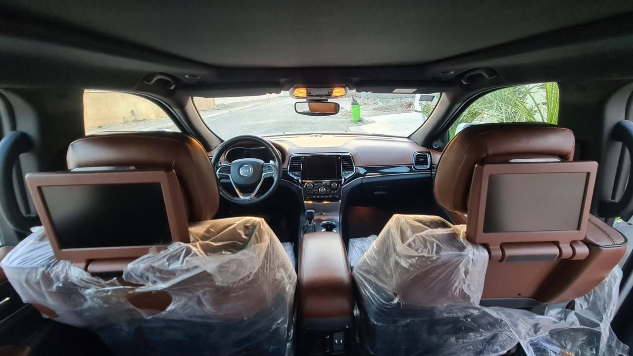 جيب كراند شيروكي أوفرلاند ٢٠٢٠ (خليجي)
وكالة ليث العبيدي 
فول مواصفات 1/1
ماشي 70mile الف
السعر : 310 وبيه مجال ان شاء الله
* السيارة بيها تبديل جاملغ ايسر وكالة فقط خارج لا لغود ولا شواصي كفالة عامة من الشخط وبيها ايظاً بارد شبر بالايمن.
المكان: ميسان/ العمارة
***********
مكلف بالنشر يرجى الاتصال بالرقم في الاعلى.
المواصفات:
▪︎ نظام تعليق هوائي (جكات). 
▪︎ دفع رباعي 4x4
▪︎ تشغيل عن بعد 
▪︎ توقف ذاتي ومانع اصطدام
▪︎ تحذير النقطة عمياء ⚠.
▪︎ نظام تحذير عند تجاوز السرعة المحددة. 
▪︎ تعديل وضعيات مقود السائق كهربائيا. 
▪︎ مرايا تعتيم ذاتي. 
▪︎ المرايا الجانبية قابلة للطي كهربائيا. 
▪︎ ويل قياس 20 انج.
▪︎ سقف بانوراما. 
▪︎ داخل قرميدي
▪︎ ٣ شاشات مع سمعات.
▪︎ نظام الخرائط (GPS).
▪︎ المصابيح الأمامية LED. 
▪︎كشافات الضباب LED.
▪︎ المصابيح الامامیة متحرکة.
▪︎ دخول ذكي. 
▪︎ تشغيل عن بعد.
▪︎ الصندوق الخلفي كهربائي. 
▪︎ ذاكرة لحفظ وضعيات الجلوس للسائق. 
▪︎ مساج للمقاعد الامامية السائق والراكب. 
▪︎ المقاعد الأمامية كهربائية.
▪︎ المقاعد الأمامية تبريد وتدفئة.
▪︎ المقاعد الخلفية تدفئة. 
▪︎ حساسات امامية. 
▪︎ حساسات خلفية. 
▪︎ تدفئة ستيرن. 
▪︎ مانع تصادم خلفي.
▪︎ بلوتوث تلفون. 
▪︎ محدد سرعة. 
▪︎ نظام التشغيل والاطفاء الاوتوماتيكي .
▪︎ نظام بريك اوتماتيك
