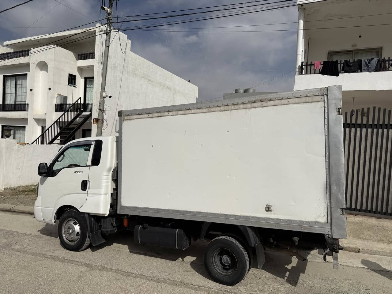 كيا براد 2015 سياره كه زؤر جوانو خاوين مايته وه    به س شانى بوياخه تقريبن ٣ بست له وينكه دياره خه تى ره شم ليدايه مه كينه نه كراوته وه به س پيويستى به تحميله ٤ تاييه ى سفرى له ژيره ما باقى هه مو شتيك به شه رت  به رادى به شه رته گير اكسل به ناو كردن هه مو به شه رته ئه وه ى موشته ريه تلفون  بكات
سعر ١٧٠ كه ميك مجال ***********
