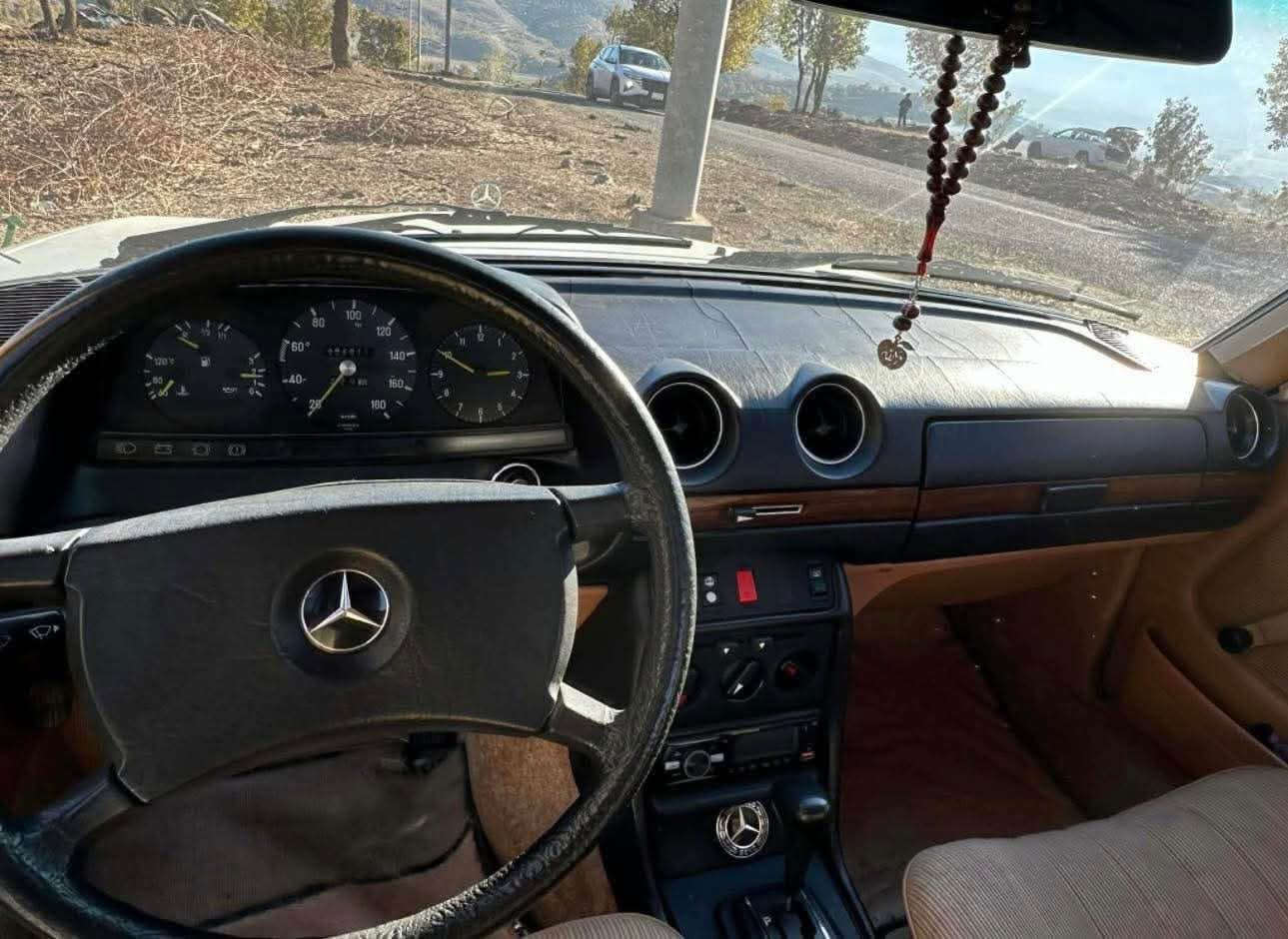 مارسيديس ١٩٨٤ بةنزين گير توماتك  بي صبوغ
 گير مةكينەی بەطه تەبريد و تةقةو رةقة بةشةرت  
زور خاوينة رةقةم و سەنەوی نوية تا ٢٠٣٠
تەحویل و غڕامە بەشەرت  

***********
شوين سوران سوران, أربيل
