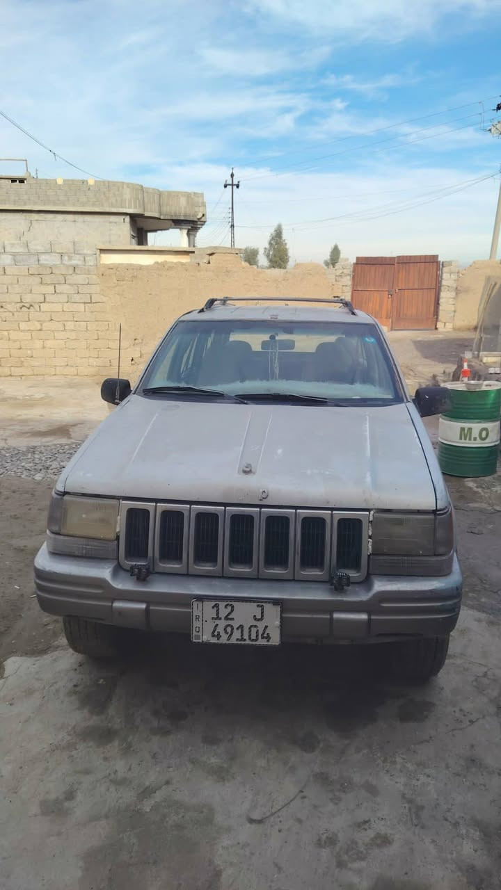 السلام عليكم جيب شيروكي للبيع موديل 95  رقم نينوى دولي سنويه جديد باسمي السياره  شرط تحويل ثاني يوم  كير شرط محرك بدايه صرف طخم جديد طخم تاير جديد سعر 35وبي مجال شرايه ***********
