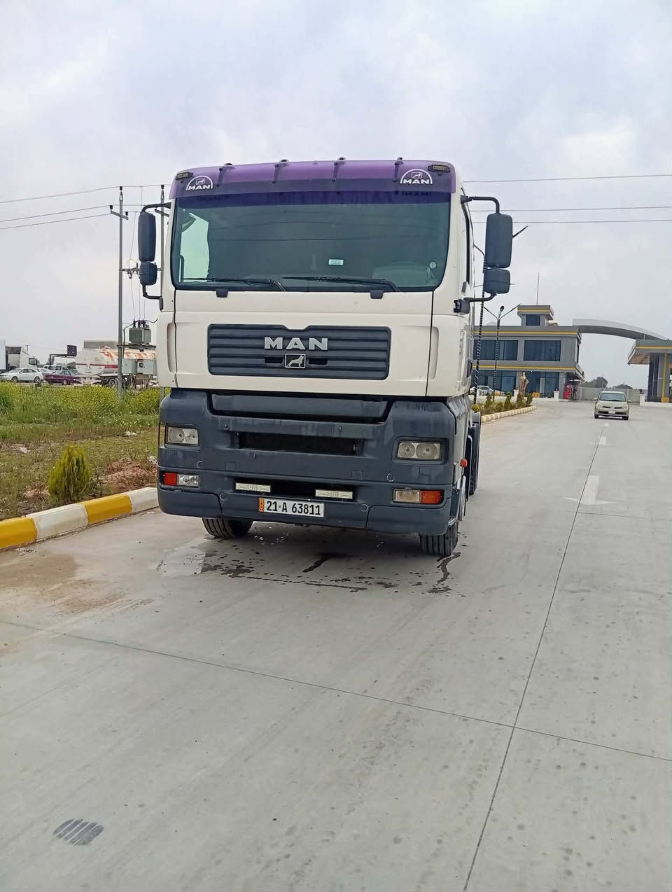 السلام عليكم ورحمة الله وبركاته 
مان 2001 تيكه للبيع فقط راس 
حجم المكينة 410 بدون بخار كير عادي 
بل سنوية صهريج فصل و ربط رقم جديد سنويه 3 اشهر باقيلها التايرات نضاف . السيارة نظيفه
سعرها 78 ورقه و بيها مجال 
رقم الهاتف : ***********
