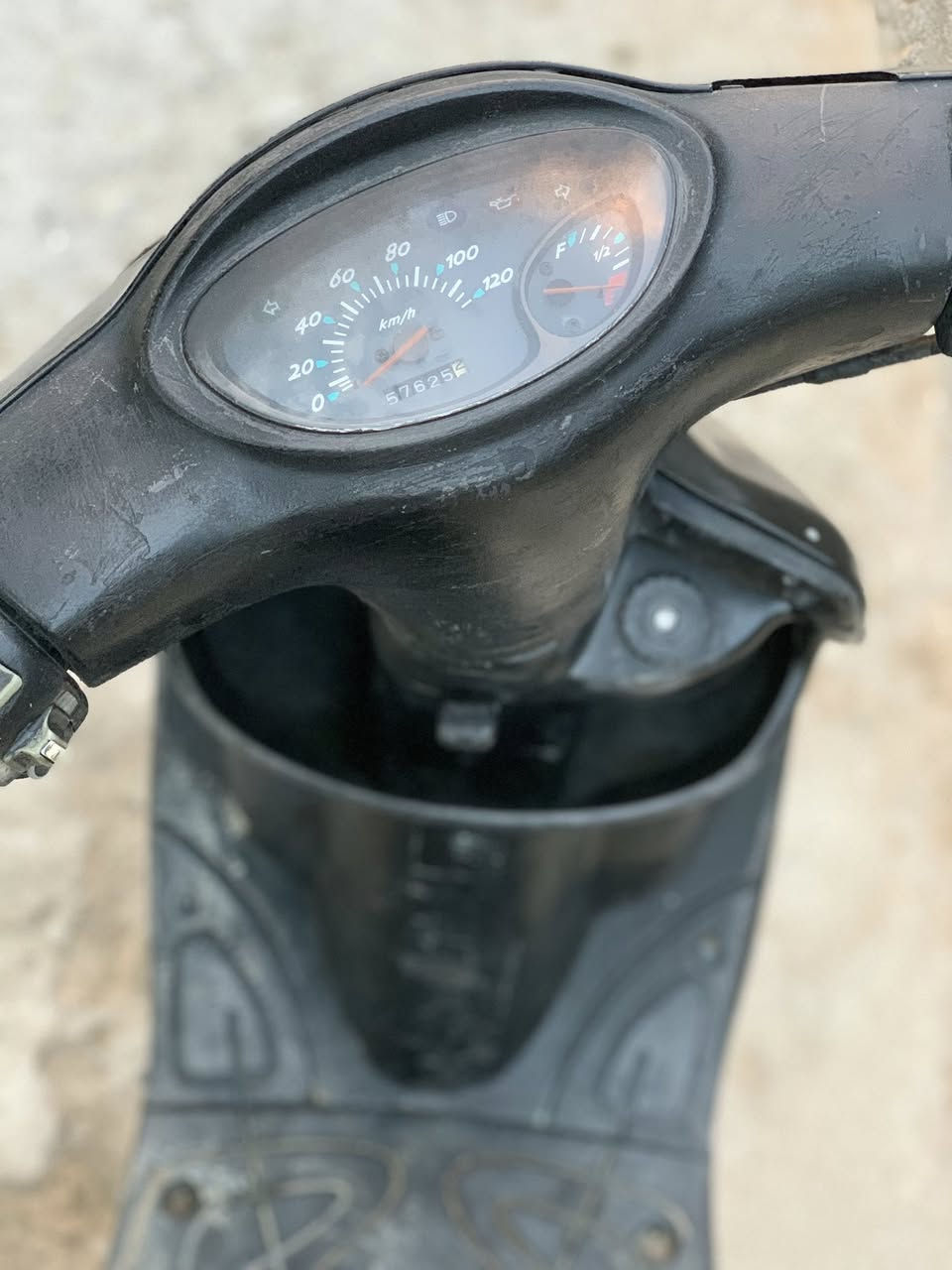 سلام عليكم
دراجه نوع الكزز خط واحد نضيفه من كلشي مثل ماتشوفون بالصوره هيه بالواقع على جماليتها
تايرات جدد 
كزوز جديد
سرعتها 120
متكامله من كلشي عدا الباتري ماشادلها
باقي التفاصيل والسعر بالخاص
رقم تلفوني/***********
متواجد على الواتساب  والفيس بوك وعلى الخط
