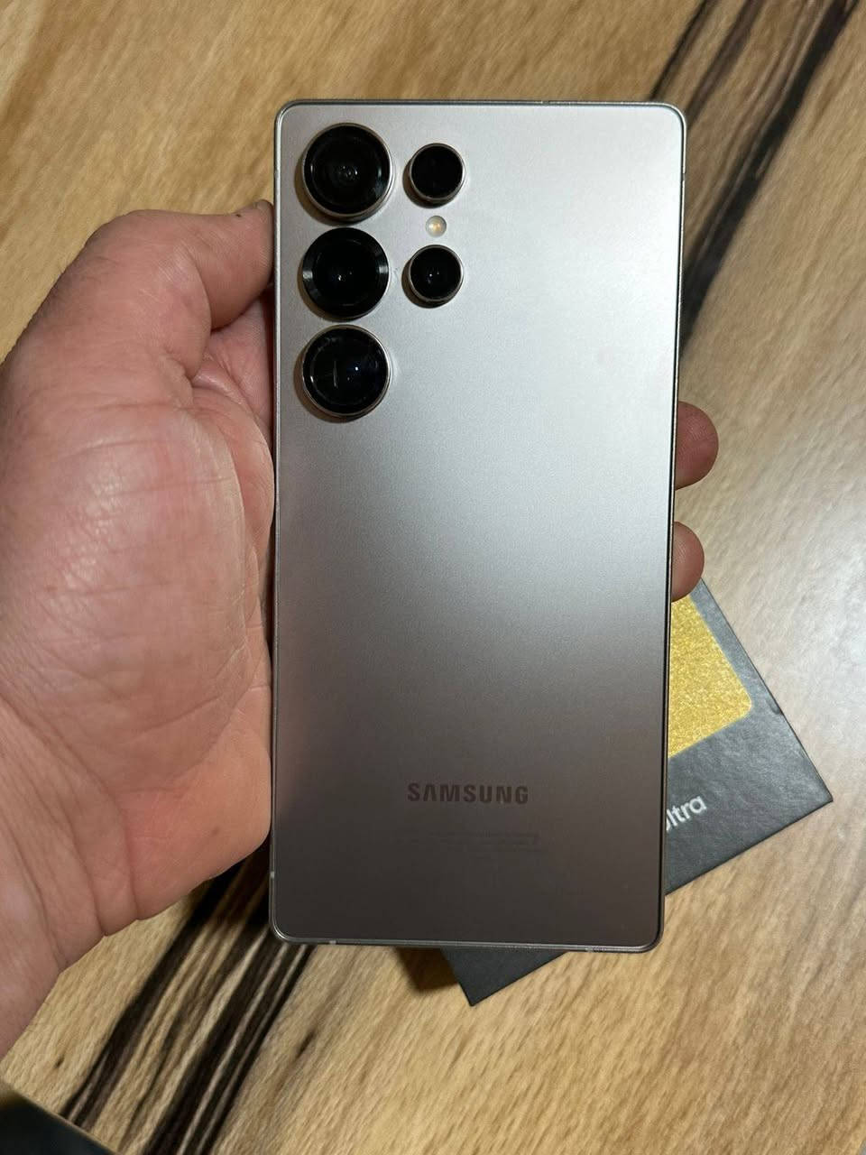 السلام عليكم s25 نظافة ١٠٠% ذاكرة ٢٥٦ اللون المميز تيتانيوم مع كافة ملحقاته حافضات ٢ عدسات حماية شاحنة وكيبل اصليات السعر مليون وميتين مكاني البصرة للأتصال ***********
