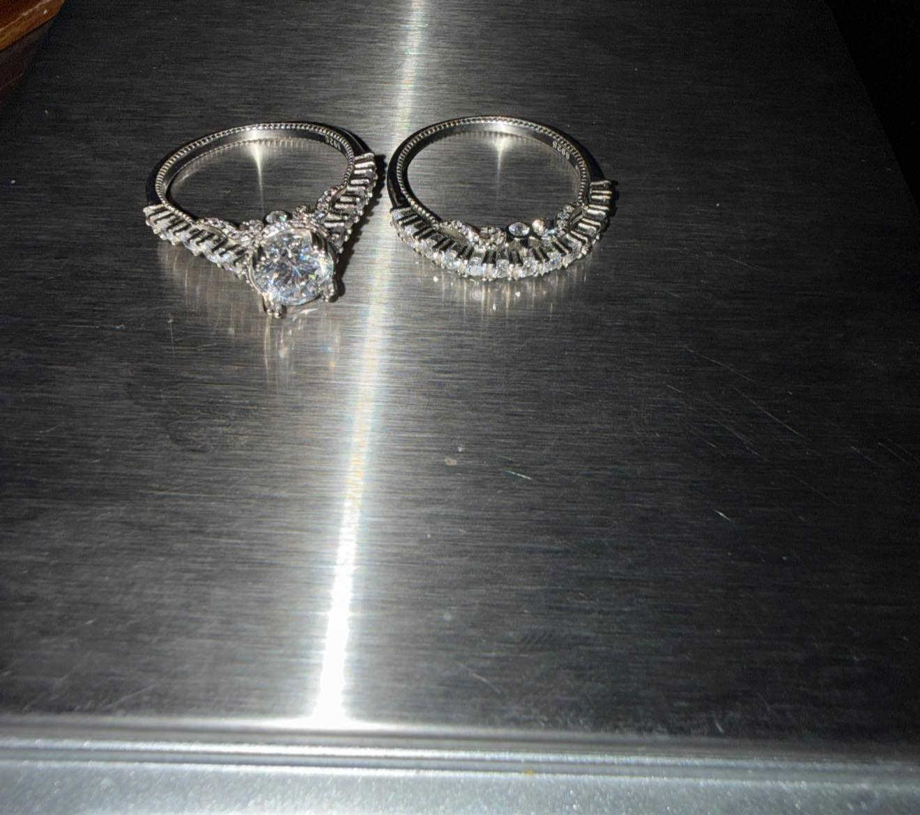 السلام عليكم لدينا خاتم تونز  فضة جديد عيار 925
وزنه 6 غرامات مختوم ومطلي ب راديوم


**إذا كنت صاحب هذا الإعلان وتريد حذفه لأي سبب، رجاءا أرسل رسالة إلى الدعم الفني**