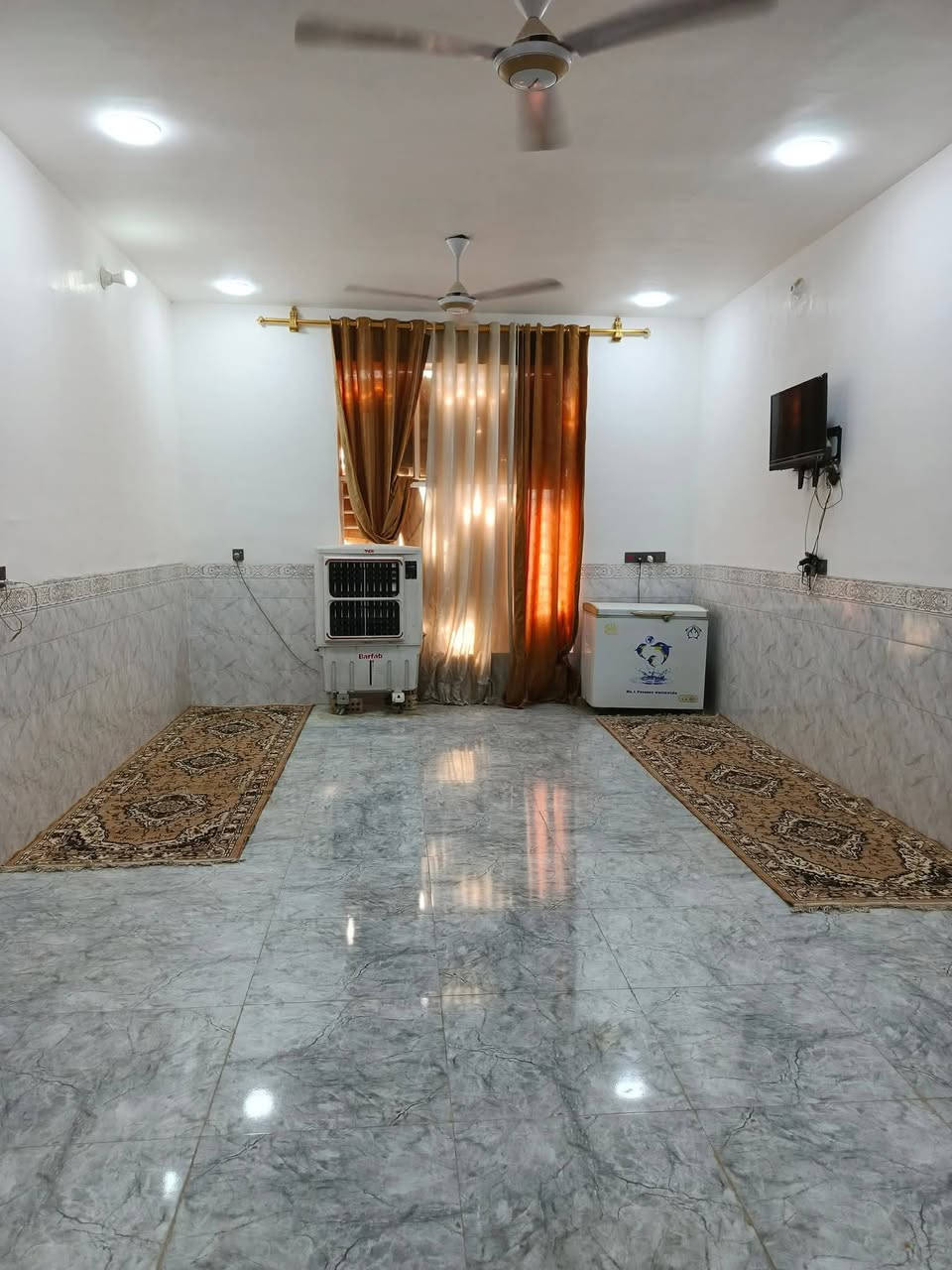 بيت مساحه 750متر مساحه البناء 200 والباقي حديقه البناء طابوق جمهوري البيت متكون من غرفتين ارضيه 5×4 وهول 10×4.5 ومطبخ 5.5×4.5 واستقبال 8.5×4.5 وطارمه والطابق الثاني متكون من غرفه 5×4 مع بيتونه 5×4.... ان بناء البيت حديث سنه 2024... يحتوي على كافه الخدمات... تبليط / ماء اساله / كهرباء / مولده حي / موقع البيت.. حي الرافدين قرب سيطره آثار بابل علما ان السند طابو 25 بأسمي
رقم الهاتف *********** او*********** 
علما اني مكلف بالنشر قفط.
