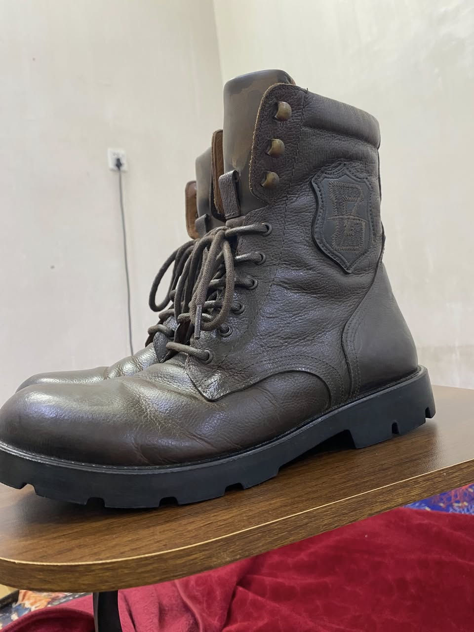 السلام عليكم 
بوت عسكري جلد طبيعي 
قياس 42 
نظافه 100%100
السعر : 35 الف 
مكاني بغداد بلديات 
رقم اتصال ***********
يوجد توصيل 🚚
