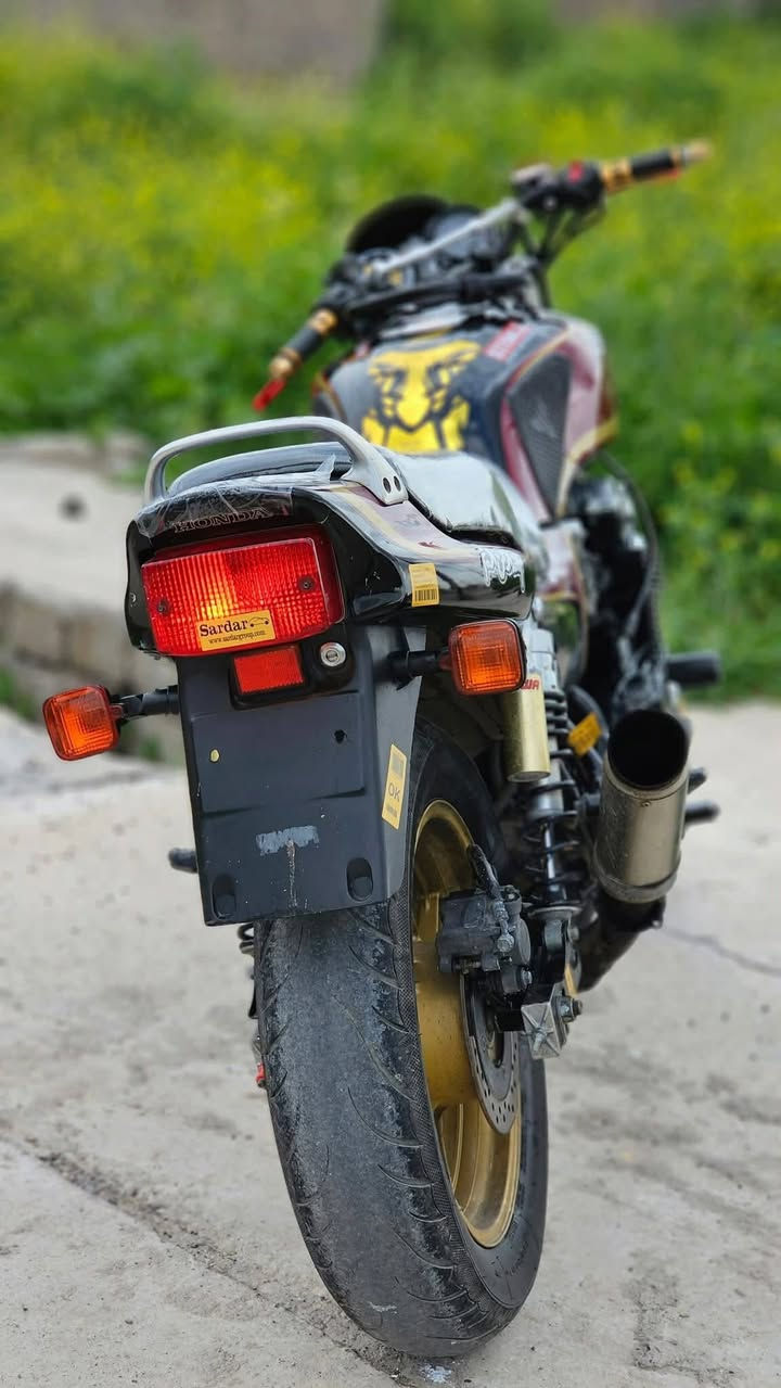 سلام عليكم بطح هونده cb750  للبيع فول مواصفات كلجات جدد صار يومين من شديتهم فول فول تاريك للبصره دهن جديد 
سويجات جدد تاير امامي جديد قبل سبوع شديتها كلشي ما ناقصه بس ستر الله السعر 1350 الف وبي مجال للطيبين 
***********
