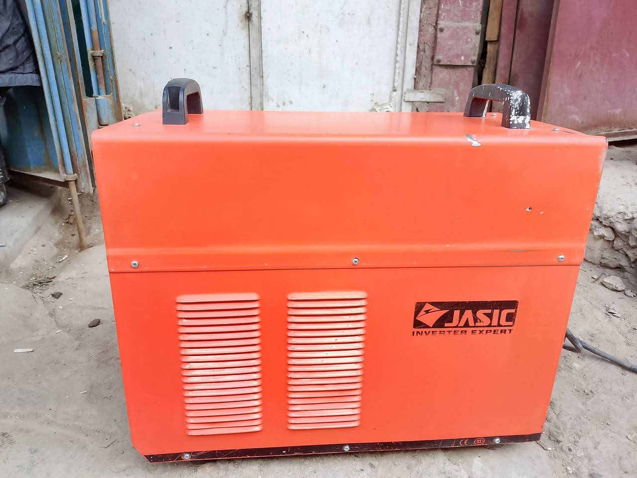 ماكنة لحام ARC400 جيسك ثري فيز يعني 3 حار تلحم جميع المعادن مكينة بلادية مثل ماموضح بالفديو قطعة كلش نظيفة  بيهة ضمان اسبوع السعر 350 
 عنواني بغداد الباب الشرقي الفناهرة خلف سينما غرناطة يوجد توصيل لجميع المحافظات متوفر واتساب 
***********
السعر 350 !!!
