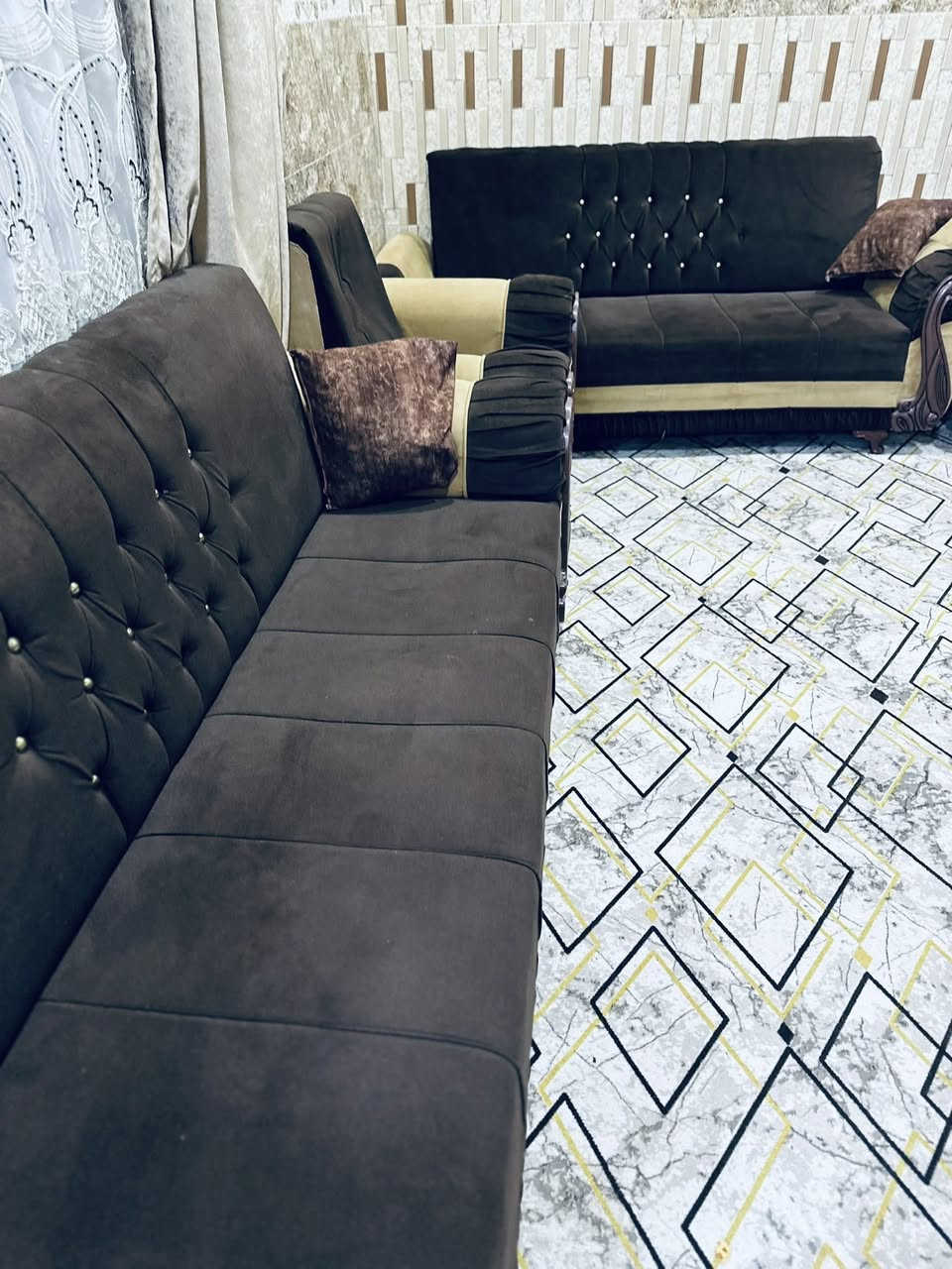 تخم ونص قنفات للبيع كلش نضيف المكان حي الاطارات 
السعر 250 
***********
