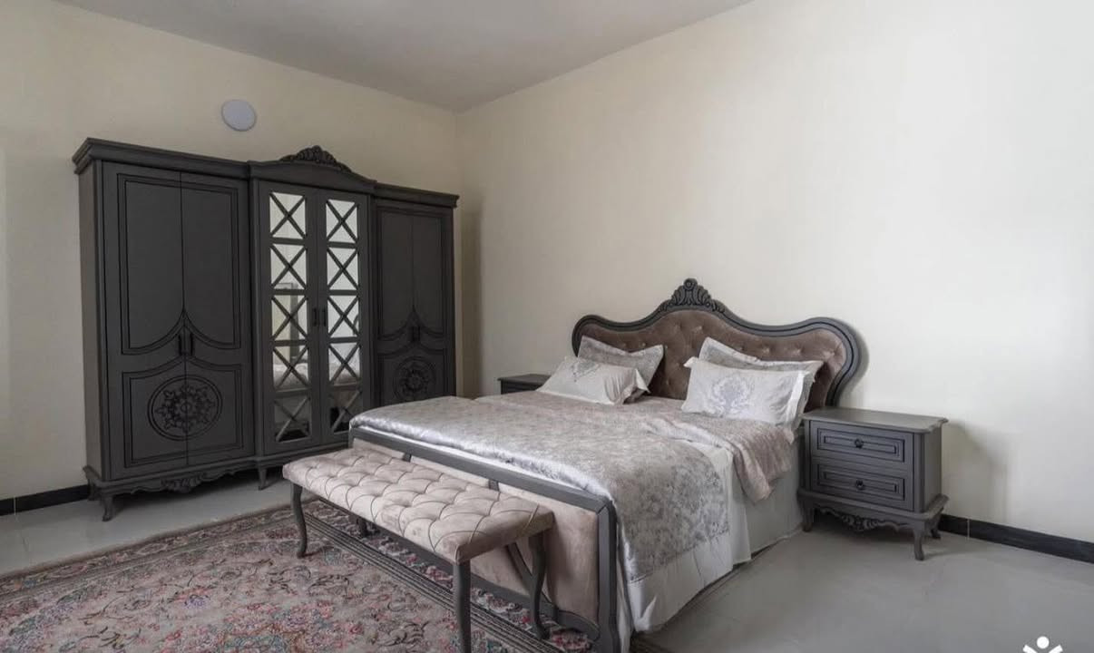 تتوفر بيت  (ڤلة )  عدد (2) متجاورتان غير مطلوب للشركة  يسجل باسم المشتري مباشرة  داخل مجمع الؤلؤة  السكني 
 وبمواقع مميزة في المرحلة الاولى من المجمع وبمساحة 280 م طابقين وجهة الڤلة 20 م 

تفاصيل الڤيلة ///////

= غرفة نوم مع مجموعة صحية كاملة (سويت) الطابق الارضي
=صالة  مع مجموعة صحية شرقي وغربي.
=استقبال .
=مطبخ .
=منور.
=غرف نوم عدد(3) مع مجموعة
صحية  متكاملة في الطابق الاول
=كراج سيارة وحديقة.

ملاحظة /// سعر البيت يبدأ من 350 وقابل للتفاوض ! مع هدية اثاث مطبخي🌸
بيت العمر يبدأ من جودة البناء
 العنوان
كربلاء المقدسة -  الحر - قرب المستشفى التركي 
للاستفسار
***********
