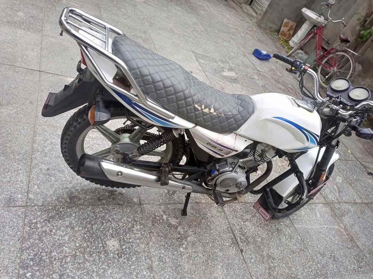 السلام عليكم دايوان عظم 22بدون اوراق محرك نظيف كهربائيات شغاله عنوان قضاء الهاشمية  السعر 650وبيها مجال للشراي ***********
