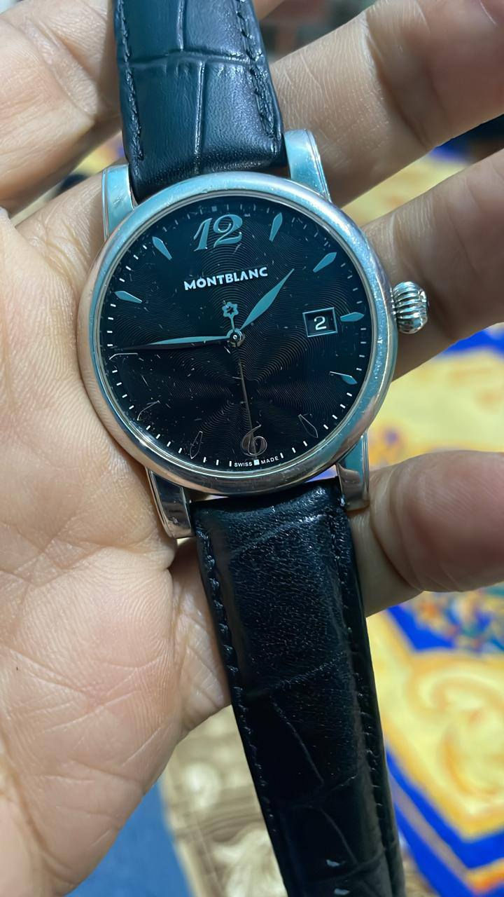 ساعة يد ماركة mont blanc اصليه بتصميم أنيق 
مينا سوداء مستديرة 
علامات ساعه معدنيه وارقام 12,6
خاصية عرض التاريخ عند الساعة الثالثة 
شاشة من الزجاج الزفير مقاوم للخدوش والصدمات 
هيكل وابزيم من الفولاذ 
سوار جلد اسود


**إذا كنت صاحب هذا الإعلان وتريد حذفه لأي سبب، رجاءا أرسل رسالة إلى الدعم الفني**
