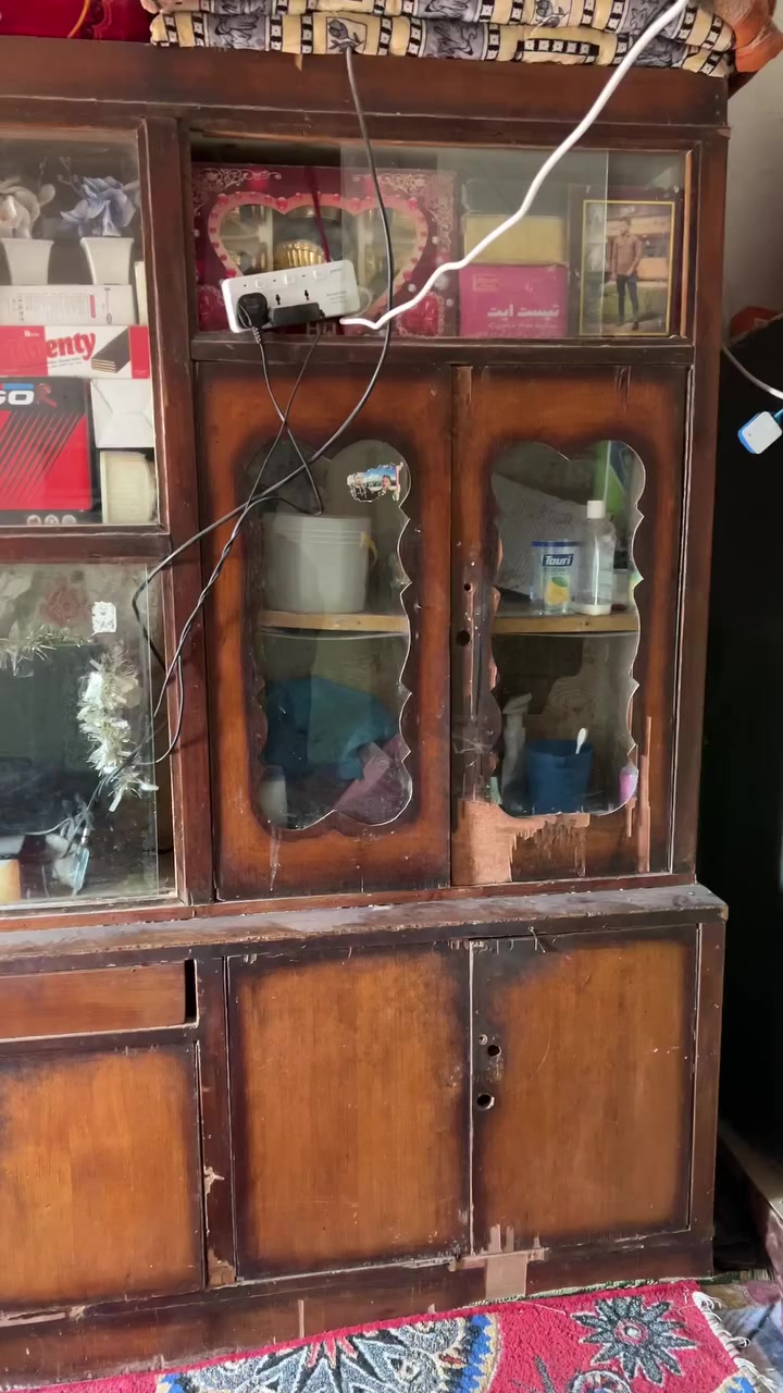 السلام عليكم
للبيع معرض عباره عن طابقين ينفصل الاول عن الثاني 
بالنسبه للخشب ثكيل وقوي تكدر تاخذه وترتبه 
السعر 125 
   ***********
