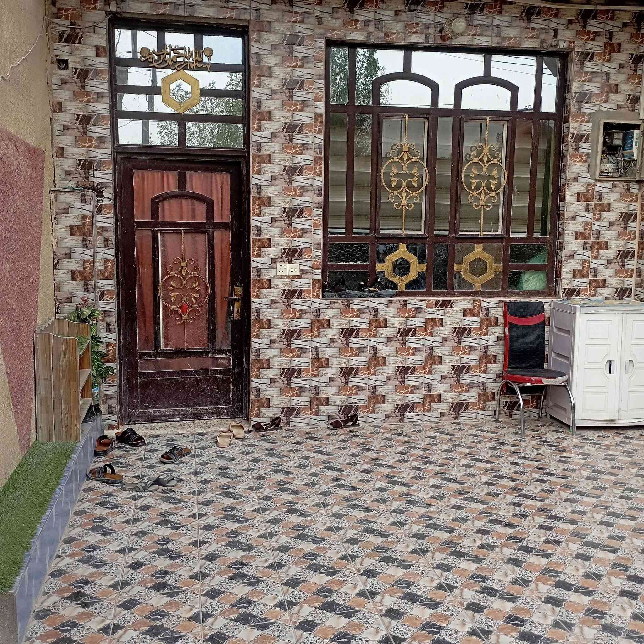 السلام عليكم بيت طابو صرف  المساحه 200 متر واجه عشره ونزال عشرين طابقين اربع غرف نوم استقبال مطبخ كندور صحيات داخلية وخارجية  البيت طابقين أمام ساحه خضرار موقع مميز جدا  ثاتي بيت عن شارع 80 من جهة شارع 80  فرع اسواق ريحانه  قربب على جامع الرحمن السعر 260 وقابل للتفاوض للاستفسار اكثر الاتصال على الرقم التالي ***********
