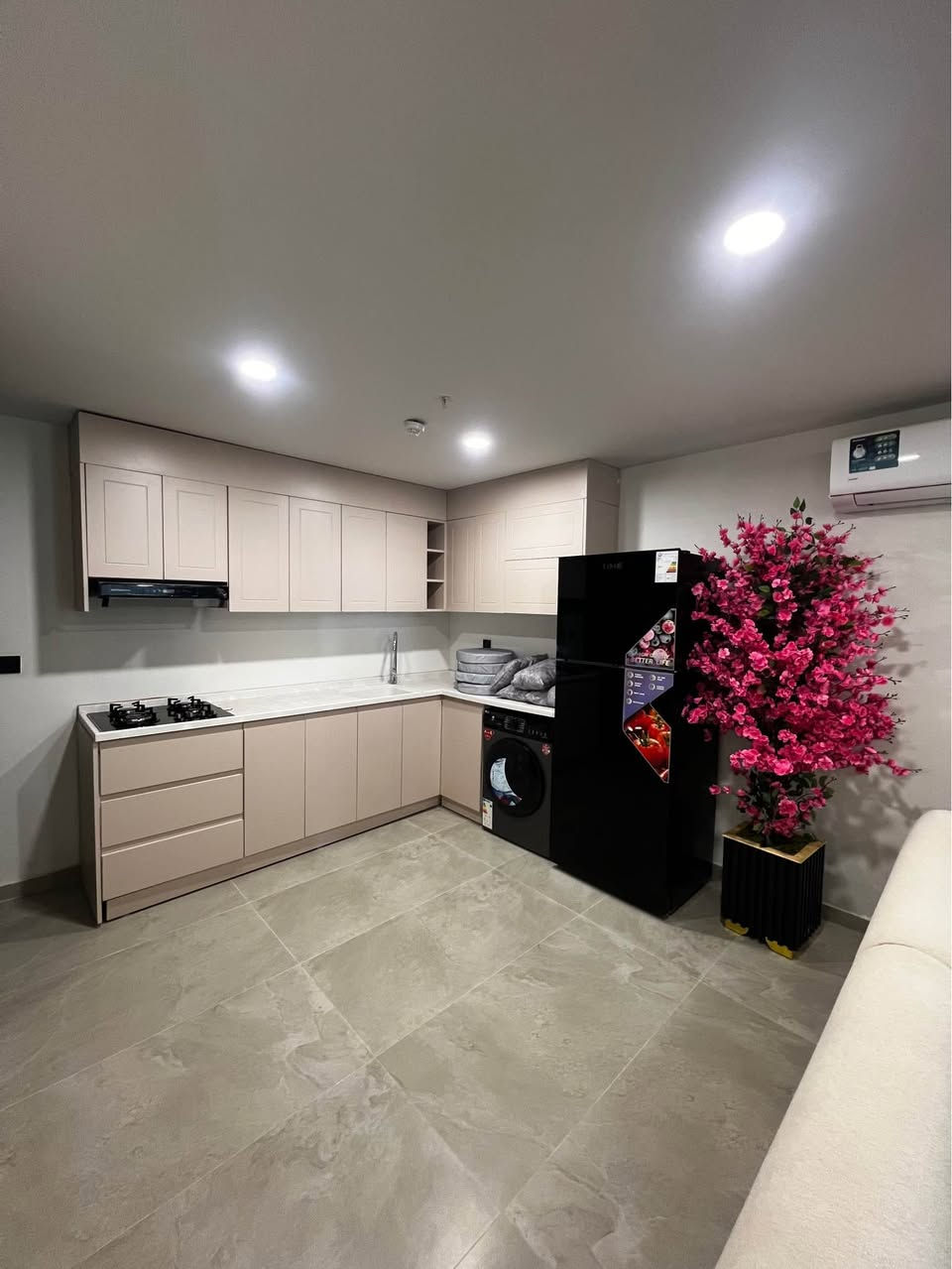 🏢 شقة للإيجار في مجمع كرين وورلد تاور! ✨
 🛋️ مؤثثة Vip بالكامل بأرقى الأثاث المودرن.
 💡 الخدمات، الماء، والكهرباء مجاناً! 🤩
 🌅 بلكونة واسعة بإطلالة ساحرة ومفتوحة.
 💰 السعر: $500 شهرياً.
📞 للأستفسار أتواصل معنا (***********)
📍 شركة أموال عقارية(Amwal Real Estate) أربيل, العراق
