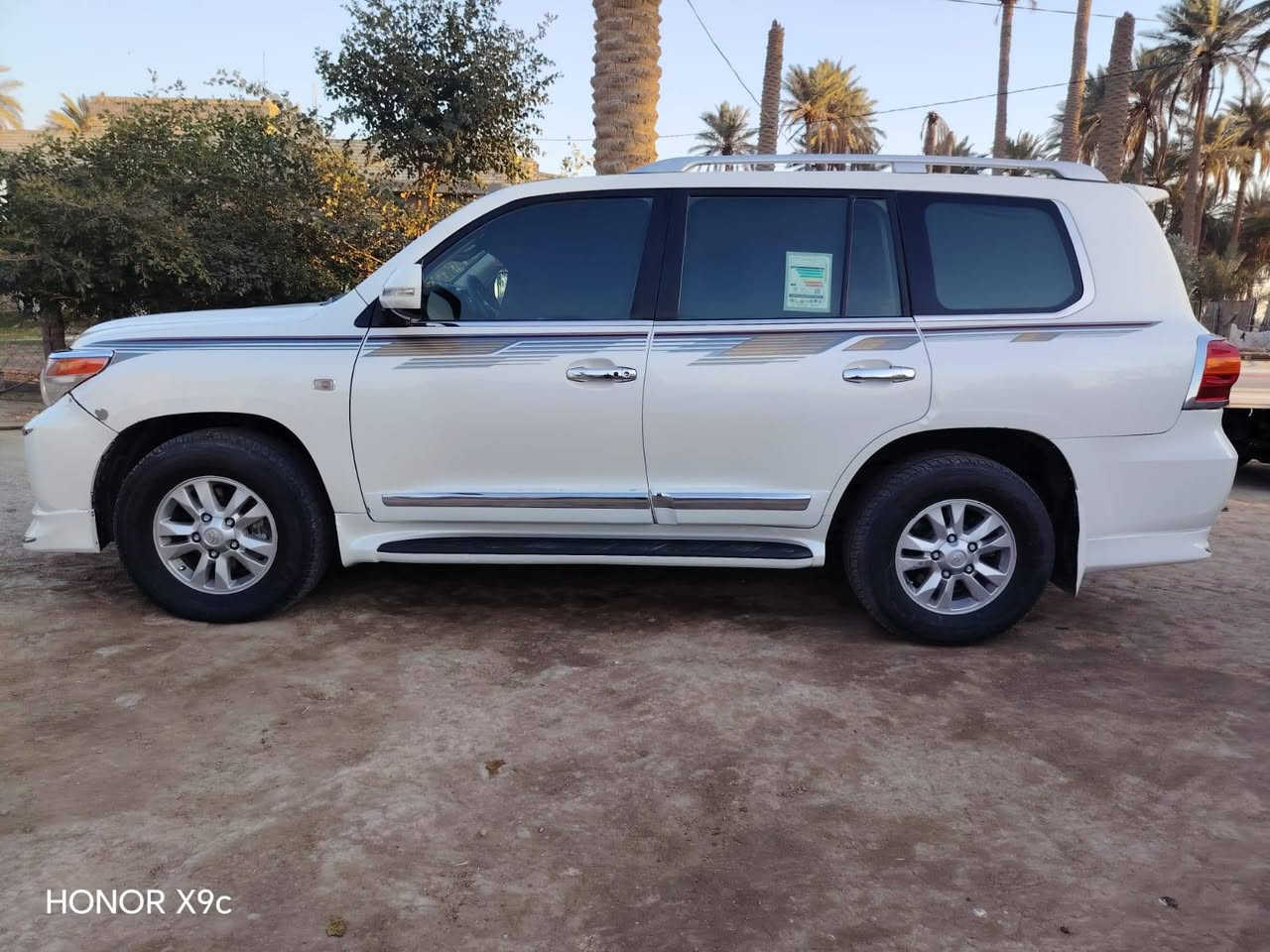 السلام عليكم رمضان كريم. لاندكروز 2009 فول مواصفات واحد على واحد رقم بابل بسمنه سنويه لل 28 صاعده هزه جديده استوه. سياره جديده بمعنى الكلمه جاهزه من اي نقص حداديه جديده تخم تاير جديد كهربائيات كلها شغال مكينه كير جدد تبريد ثلج اتلث قطع حته الثلاجه انجماد بريم اصل فتحه سقف بصمه بصمه ابواب كامره حساسات خلفيه سبعه راكب كشنات جلد لايت زنون تحكمات ستير شاشه كبيره داخل بيجي جام اربعه اوتو مثبت سرعه بعد بيه اهواي موصفات. السياره بيه صبغ جاملغ خلفي الأيمن وشويه بيه بارد بل قماره الكصه ول باقي كفاله عامه من الدعاميه للدعاميه السعر 230. ***********
