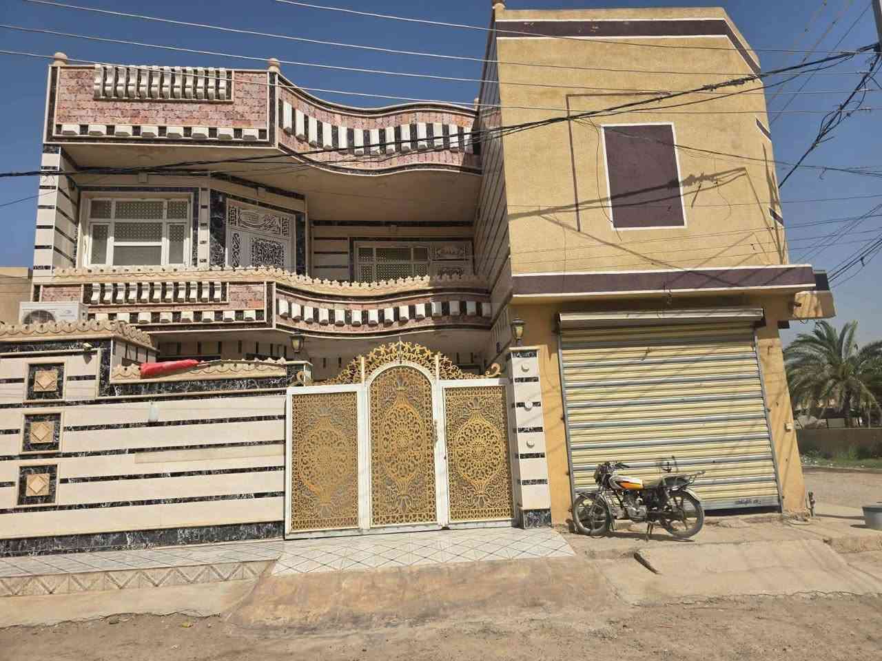 فرصه استثمارية تجارية /بنايه تجارية للبيع طابو سند مساحه290  حي النفط مجاور بلديه الدجيل /شارع ٢٠ متر/مكونه من ٥ محلات و شقه عدد ١ /ودار سكن قاطين/٤غرف نوم /استقبال ساحه درج مطبخ حار بارد مناور/صحيات ٣/بناء طابوك /سيراميك ارضيه وجدران/ كافه الخدمات/سعر ٣٥٠ مليون/ بي مجال للتفاوض الاستفسار الاتصال مكتب الشهم للوساطة العقارية الدجيل/***********
