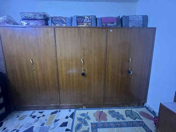 غرفه للبيع  سعر ٢٥٠ وبيه مجال مكان الميثاق تواصل عل رقم ***********
