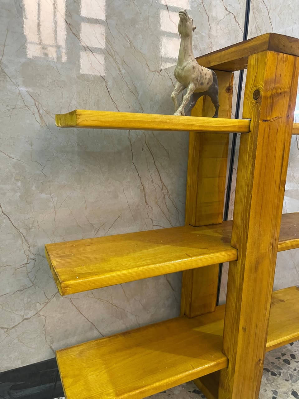 اسعد الله اوقاتكم بكل خير  
رف ديكور خشب مخفي 
الرفوف متحركة 
سهلة التركيب والتثبيت 
طول كل رف 60سنتم والعمق 14 سنتم 
الارتفاع 60سنتم
للطلب والاستفسار واتساب ***********
