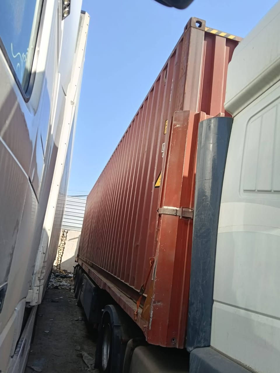 متوفر حاويات للبيع بحاله جيده جدا مكانها بغداد الطالبيه سعرها ٢٢ورقه واصل بغداد ***********
