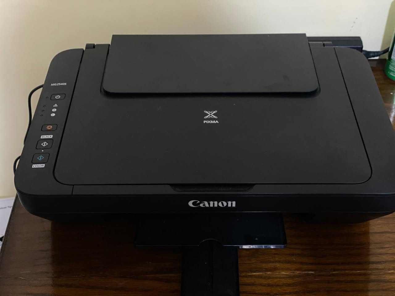 السلام عليكم
🖨️ طابعة Canon MG2540S للبيع – إربد

طابعة Canon PIXMA MG2540S مستعملة لمدة سنتين وبحالة جيدة وشغالة. طباعة أسود وألوان، مناسبة للدراسة والاستخدام المنزلي. معها كيبل الكهرباء وكيبل التوصيل وCD التعريف. تستخدم حبر Canon 445 أسود و446 ملون، وبدها تعبئة حبر.

السعر: 15 دينار.


**إذا كنت صاحب هذا الإعلان وتريد حذفه لأي سبب، رجاءا أرسل رسالة إلى الدعم الفني**