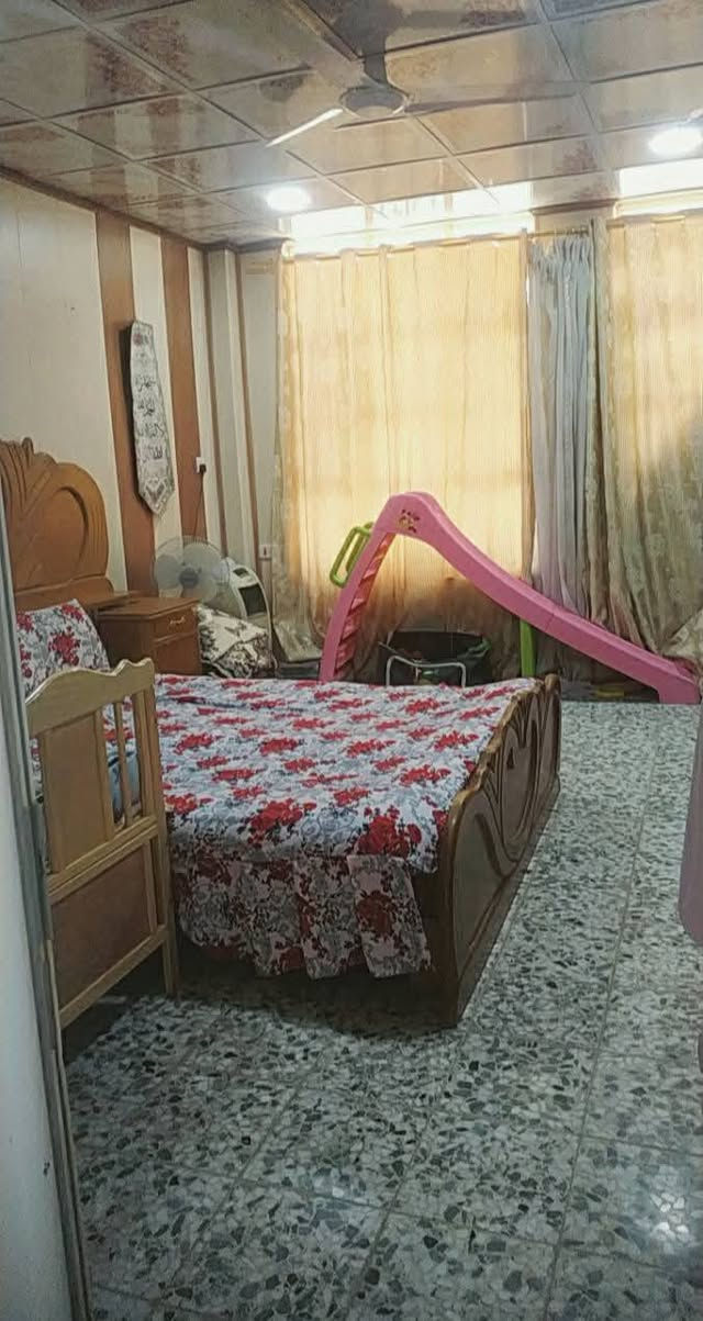 دار للبيع حي الزهراء 80م واجهه 4 م على ساحه يحتوي 3 غرف نوم وصاله ومطبخ وصحيات للاستفسار الاتصال 
*********** مكي الطيار 
*********** رعد الانباري
