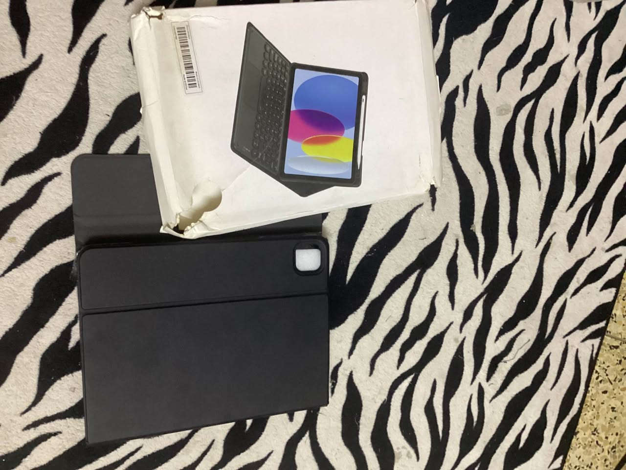 هذا الجهاز هو حافظة كيبورد بلوتوث ذكية (Bluetooth Keyboard Case) مخصصة لأجهزة الآيباد أو التابلت، وتحديداً للأحجام التي تتراوح بين 10.9 إنش و 11 إنش (مثل iPad Air أو iPad Pro 11).
تفاصيل القطع الموجودة في الصور:
1. الحافظة (Case): مصنوعة من الجلد الصناعي وتحتوي على مكان مخصص لوضع القلم.
2. الكيبورد (Keyboard): كيبورد لاسلكي قابل للفصل، يحتوي على لوحة لمس (Touchpad) للتحكم بالماوس.
3. وصلة شحن: كابل USB لشحن بطارية الكيبورد.
امانة اللّٰـه جديد بس الكارتونه تعبانه لانه مضموم 
سعره ٣٠ مع التوصيل بغداد, العراق


**إذا كنت صاحب هذا الإعلان وتريد حذفه لأي سبب، رجاءا أرسل رسالة إلى الدعم الفني**