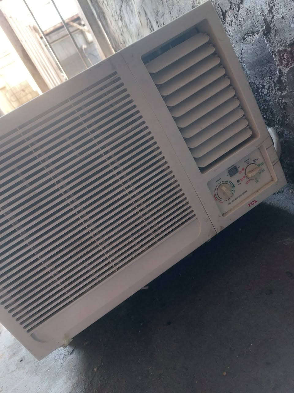 سلام وعليكم مكيف للبيع طنين اسمه TCL الوجبه اوله باب اول تدفه وتبريد على فحص شغله حلو ناعم ضمان على فحص سعره ٢٥٠ الف ستعمال قليل مكاني بغداد لامين ثانيه وعندي توصيل داخل بغداد ***********
