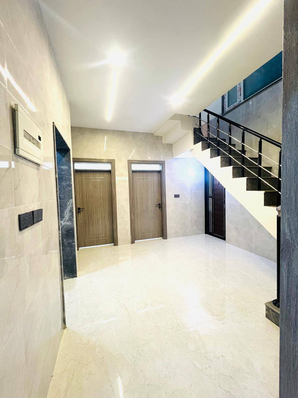 ‎دار للبيع في حي الملايين الاولى قرب جامع الصواف
‎المساحة:150م  | الواجهة:7.5

‎🔹 الطابق الأول: استقبال + هول + مطبخ + غرفتين نوم / صحيات داخليه وخارجيه 

‎🔹 الطابق الثاني: 3 غرف نوم  مع احد الغرف سويت + هول + صحيات

‎تسليم البيت فوري 🔸نظام البيت سبالت +دكتات +كاميرات

صنف الأرض مللك صرف 
الاستفسار 
***********ابو رعد
*********** ابو عمر
*********** رعد بيغمبرلي
