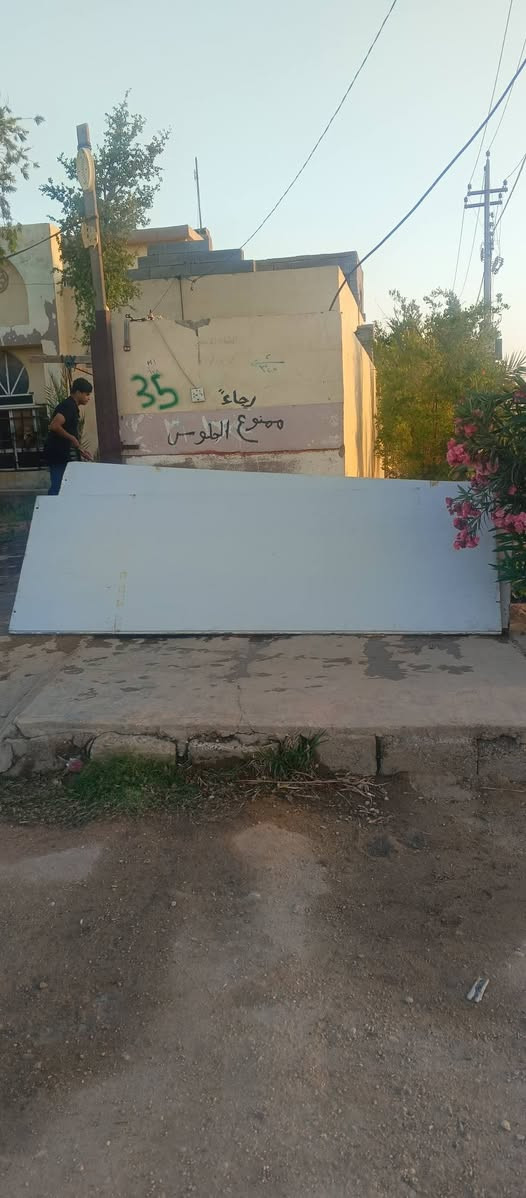 السلام عليكم 
يوجود 4 قطع سندويج 
طول القطعه 3 متر العرض متر
جديد مستخدم قليل ليريد خاص 
او يتصل على الرقم ***********
