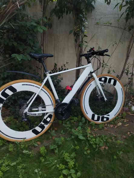 للبيع بايسكل c700🚴🏽‍♂️
مميزاته:✨
هيكل المنيوم 
كير امامي3 خلفي7
مكينه خلفيه مبدله صوت طرب
وزنه بالكامل 15 كيلو 
بايسكل شغال ناقصه بس سايق🫵🏼
عيوبه:
الجوب مالته 90mm ممتوفر بالعراق 
بس حلها سهل اطيك تتطواله للكصبه وتنفخ بيه ابراحتك
السعر 360 الف وبيه مجال للشراي
عنواني حي العامل(لا يوجد توصيل❌)
رقمي ***********
