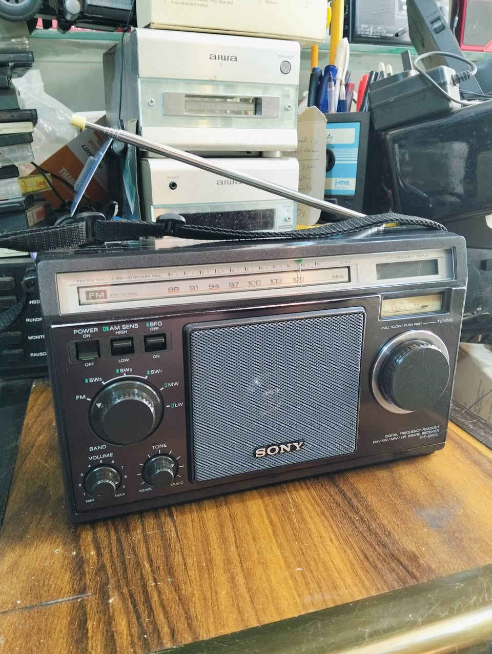 من نوادر 
راديو سوني SONY 
صناعه ياباني صنع سنة 1982 
جهاز بلادي غير داخل تصليح 
موجات الراديو 6 موجات مع FM 
اناره شغاله موشر كيج هوائي متحرك 
يعمل باتري وسط عدد 6 ومحوله خارجه 
يوجد فديو بالمنشور يوضح التشغيل 
للحجز والاستفسار المراسله على الخاص


**إذا كنت صاحب هذا الإعلان وتريد حذفه لأي سبب، رجاءا أرسل رسالة إلى الدعم الفني**