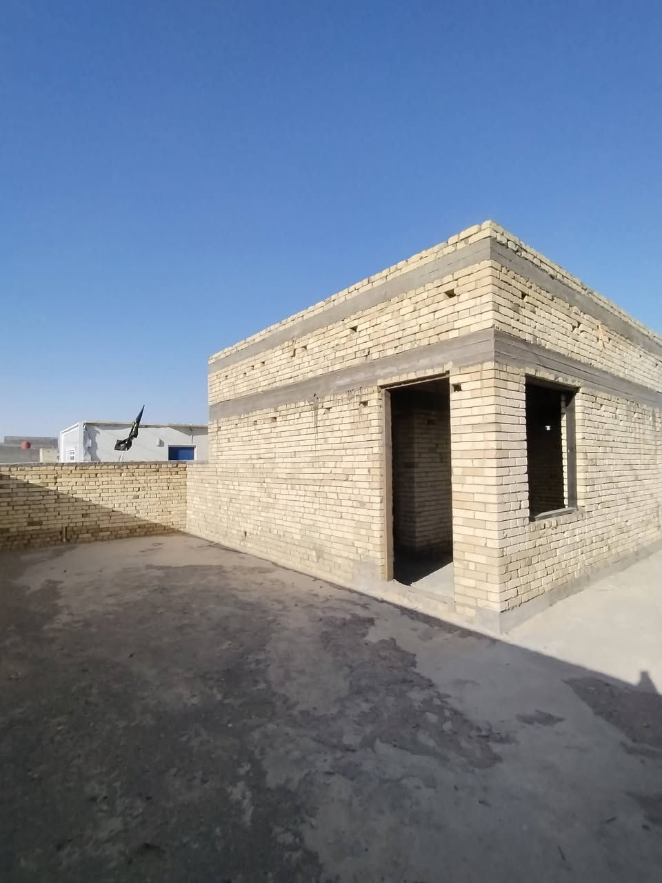 السلام عليكم
دار هيكل للبيع الجزيره الفيحاء أرض الدكتور مساحه ١٥٠ م مساحه البناء ١١٠ م طابق و نص ٣ غرف نوم و صحيات و استقبال و هول و مطبخ متوفر كافه الخدمات ماء و كهرباء و تبليط 
 رقم التليفون   ***********
