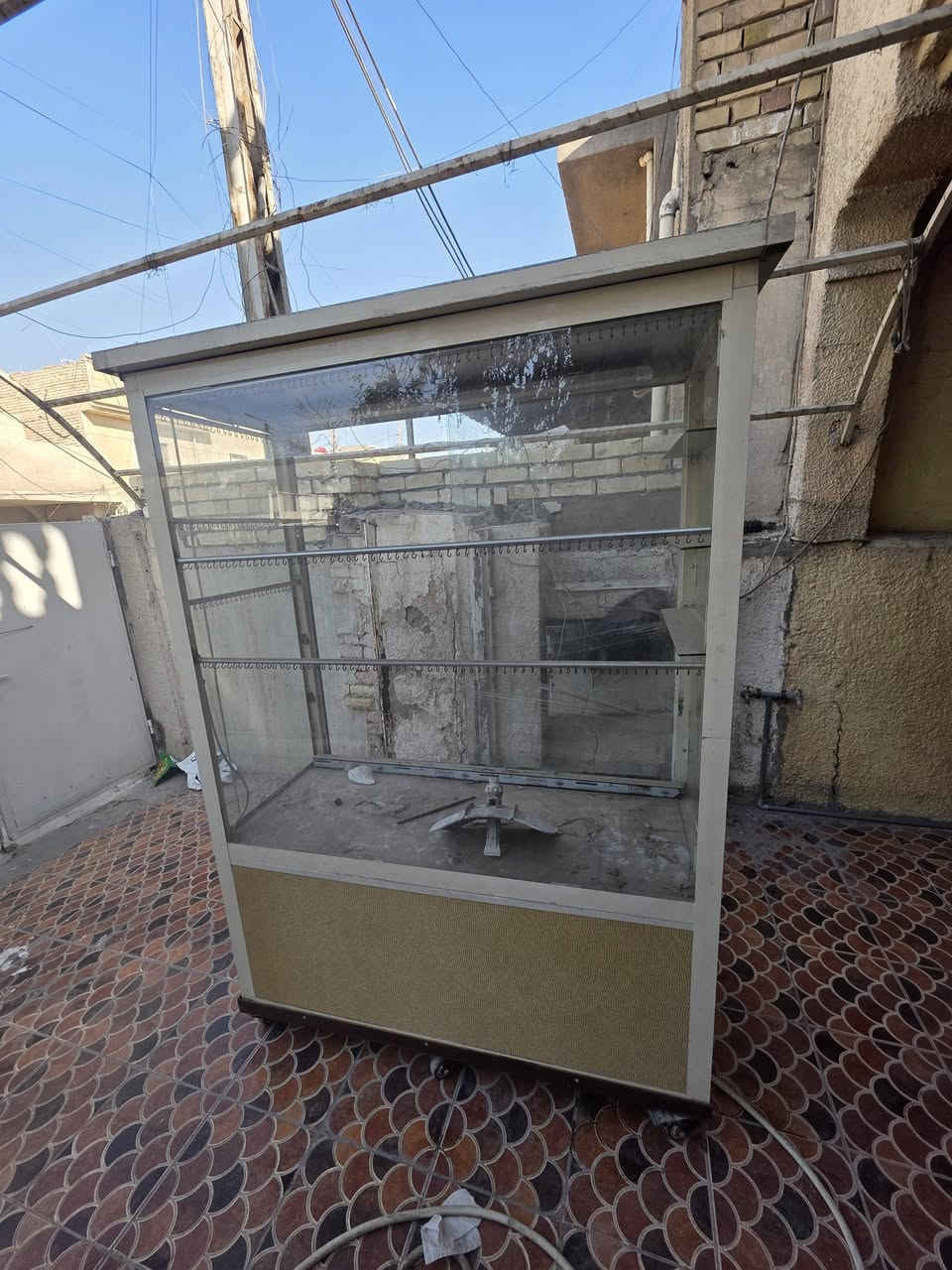 السلام عليكم فاترينه للبيع ترهم عطور او اكسسوارات الامنيون تركي كهرباء كامله السعر 350 الف ***********
