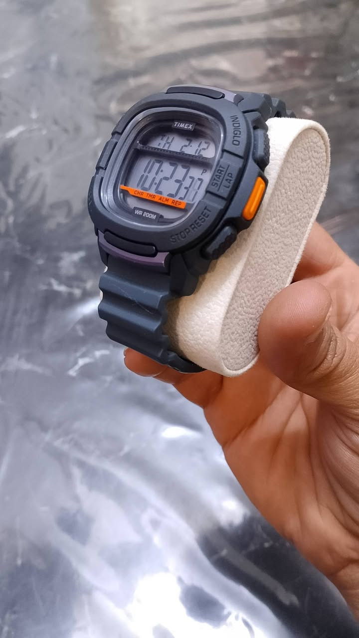 Timex Command 
 المواصفات والميزات  
•مقاومة الماء: حتى عمق 200 متر 
المتانة والتصميم:
هيكل خفيف الوزن ومصنوع من مواد متينة. 
•تصميم مميز بخمسة أزرار يوفر وصولاً مباشراً وسهلاً لجميع الوظائف. 
الميزات والوظائف:
•كرونوغراف (ساعة إيقاف): لقياس الوقت المنقضي، وأوقات الدورات، والأوقات المقسمة (CHR). 
•مؤقت عد تنازلي (TMR): وظيفة توقيت محددة مسبقاً. 
•منبه (ALM): تنبيه يومي. 
•مكرر/تذكير (REP): وظيفة التكرار أو اللفة. 
•إضاءة ليلية: مزودة بتقنية Indiglo® الشهيرة 
•تُعرف ساعات تايمكس بمتانتها وعمليتها، وهذا الطراز مصمم خصيصاً ليتحمل الظروف القاسية.


**إذا كنت صاحب هذا الإعلان وتريد حذفه لأي سبب، رجاءا أرسل رسالة إلى الدعم الفني**