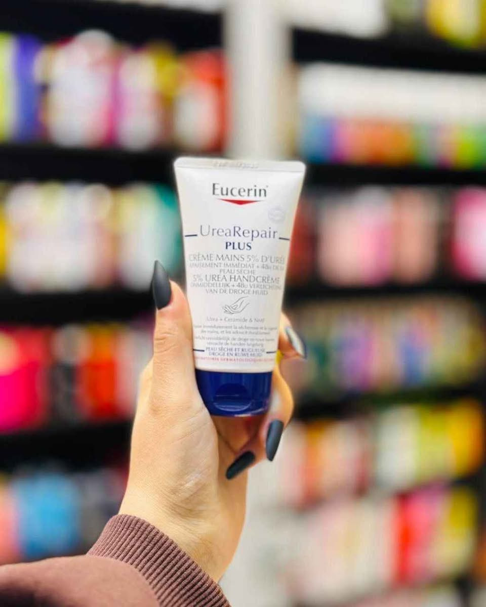 ✔️كريم اليدين يوسيرين  ✨✨
Eucerin UreaRepair PLUS 5% Urea 🇩🇪💯
هو كريم مرطب مصمم خصيصًا للأيدي الجافة والخشنة. يحتوي على 5% يوريا وسيراميد وعوامل ترطيب طبيعية أخرى لترطيب مكثف يدوم حتى 48 ساعة يساعد على تقوية الحاجز الطبيعي للبشرة، مما يجعلها أكثر مقاومة للجفاف.يمتاز بتركيبة سريعة الامتصاص وغير دهنية.مناسب لجميع أنواع البشرة الجافة، بما في ذلك البشرة الناضجة وتلك التي تعاني من حالات مثل الجفاف والصدفية والسكري

✅كريم مغذي طبيعي ذو ملمس غير دهني يحتوي على 5% يوريا + سيراميد + FNH
-تركيبة غنية باليوريا واللاكتات، 
🩵يرطب وينعم بشكل مكثف
💙يحبس الرطوبة ويمنع فقدانها
💙يهدئ التهيج والاحمرار والحكة لشعور فوري بالراحة
🩵مثالي للبشرة الجافة إلى الجافة جدًا والخشنة
💙مفحوصه من قبل اطباءالجلديه
🩵تركيبة خالية من العطور، خالية من الملونات
#الاصلي المنشأ الماني🇩🇪💯
السعر12 الف
🚘يوجد خدمة توصيل لجميع محافظات العراق ٤ الاف 🚘 بغداد, العراق


**إذا كنت صاحب هذا الإعلان وتريد حذفه لأي سبب، رجاءا أرسل رسالة إلى الدعم الفني**